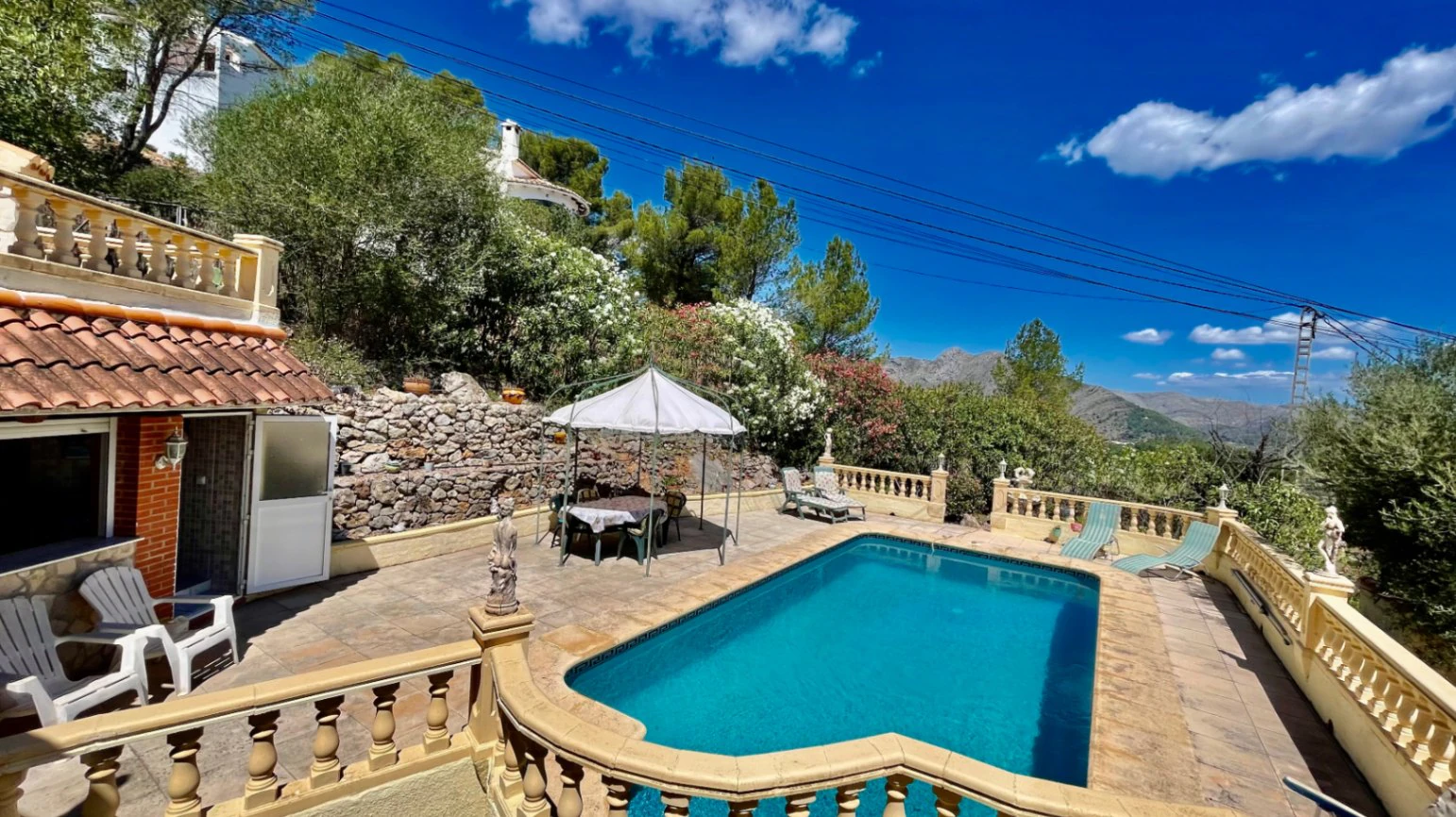 Villa for sale in Parcent: Private, corner plot