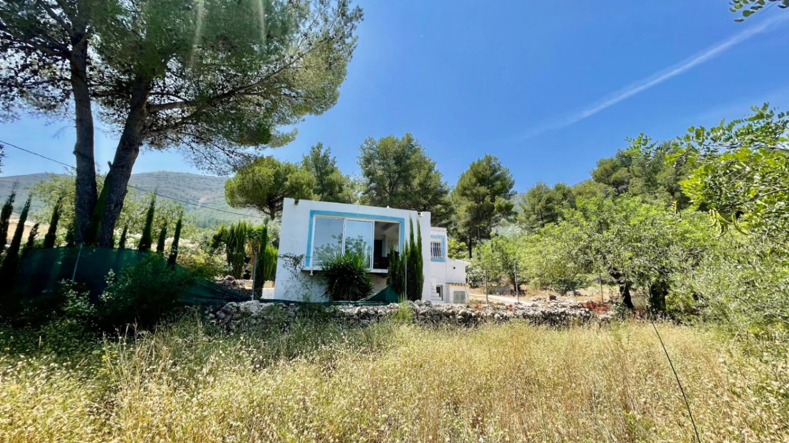 Country house for sale in Parcent: large plot, tranquil escape