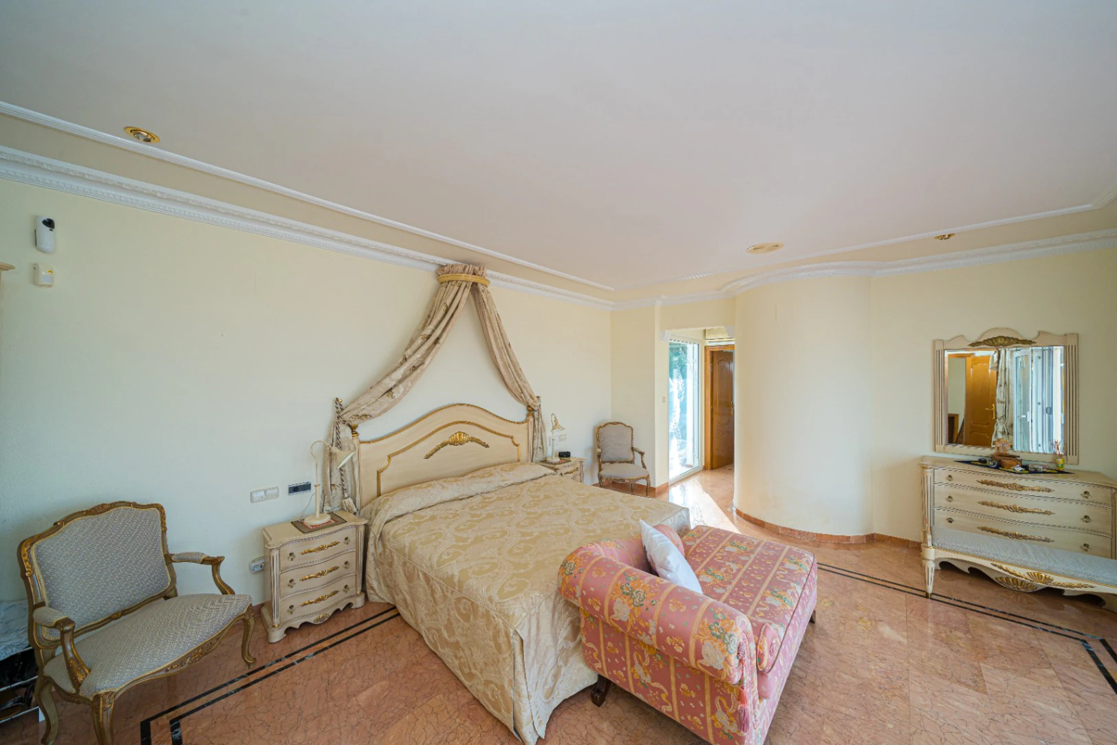 Villa for sale in Denia: Classic and elegant