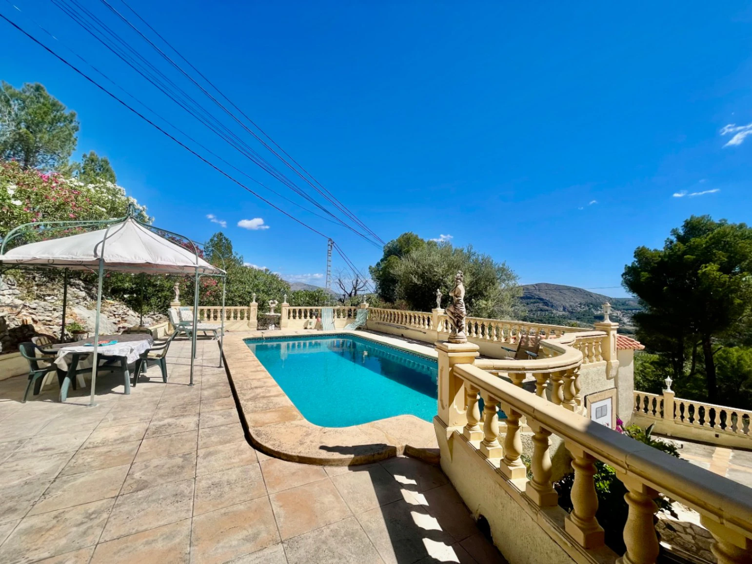 Villa for sale in Parcent: Private, corner plot