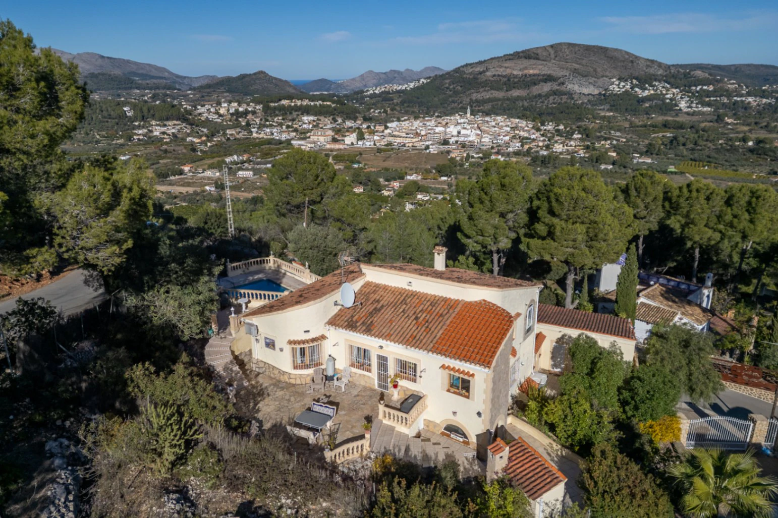 Villa for sale in Parcent: Private, corner plot