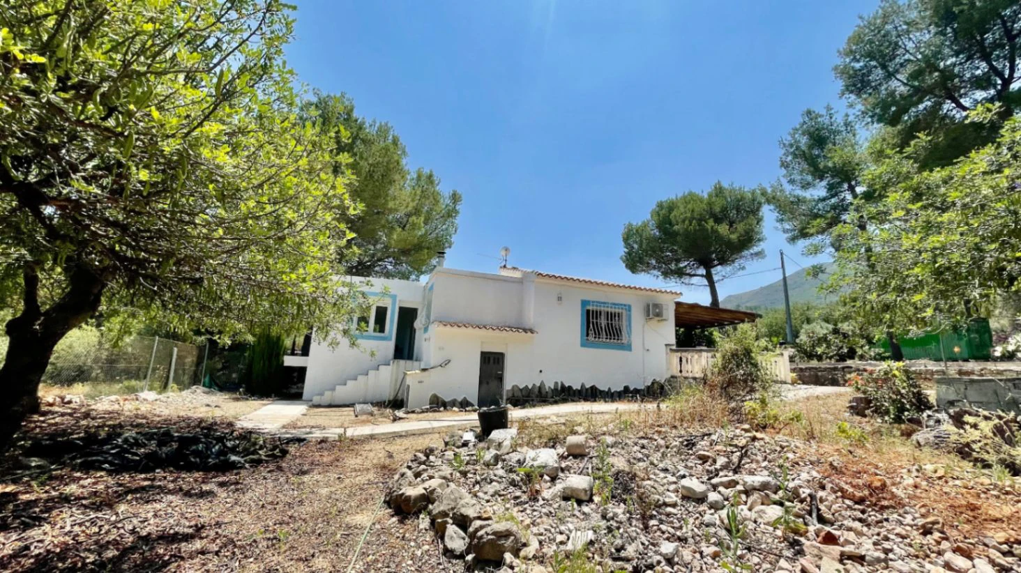 Country house for sale in Parcent: large plot, tranquil escape