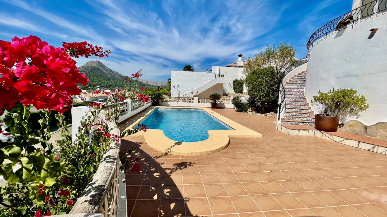 Villa for sale in Murla: Sought-after location, separate apartment