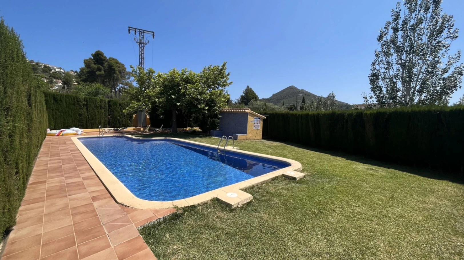 Modern, semi-detached, excellent location