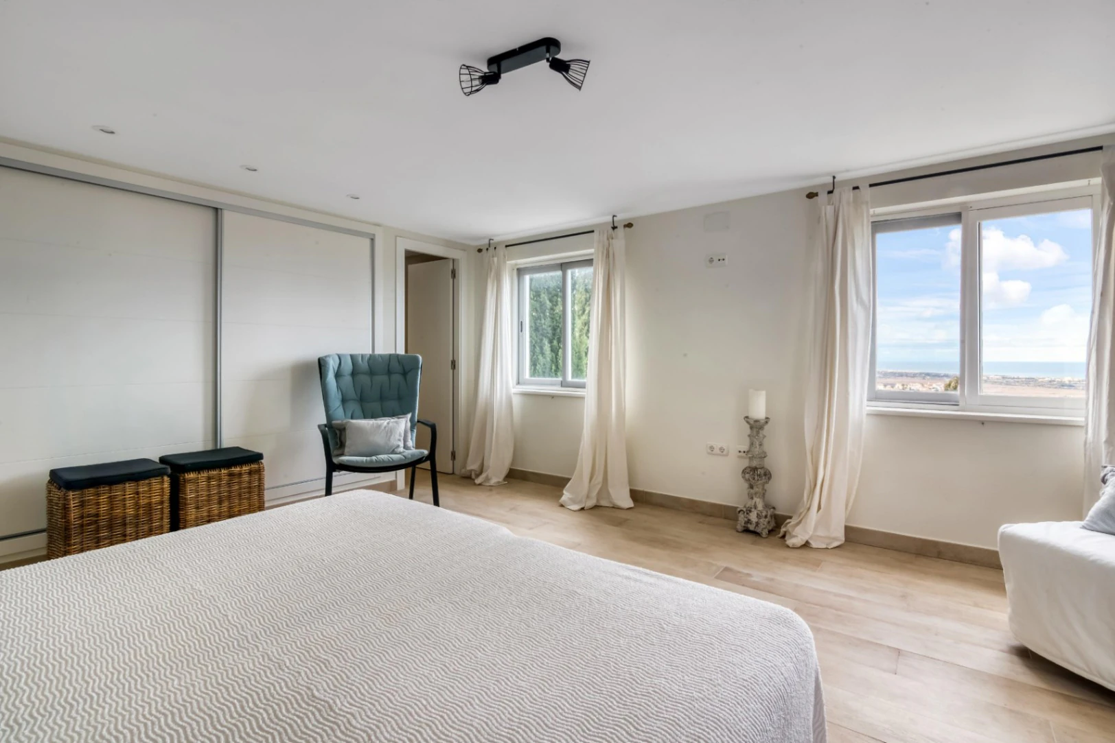 Villa for sale in Rafol: Modern, with sea views