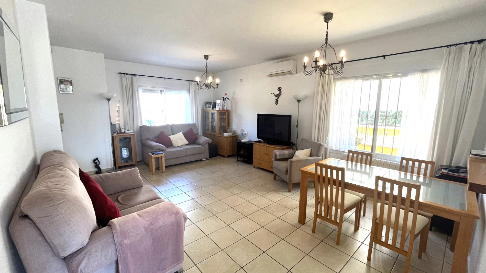 Modern, semi-detached, excellent location