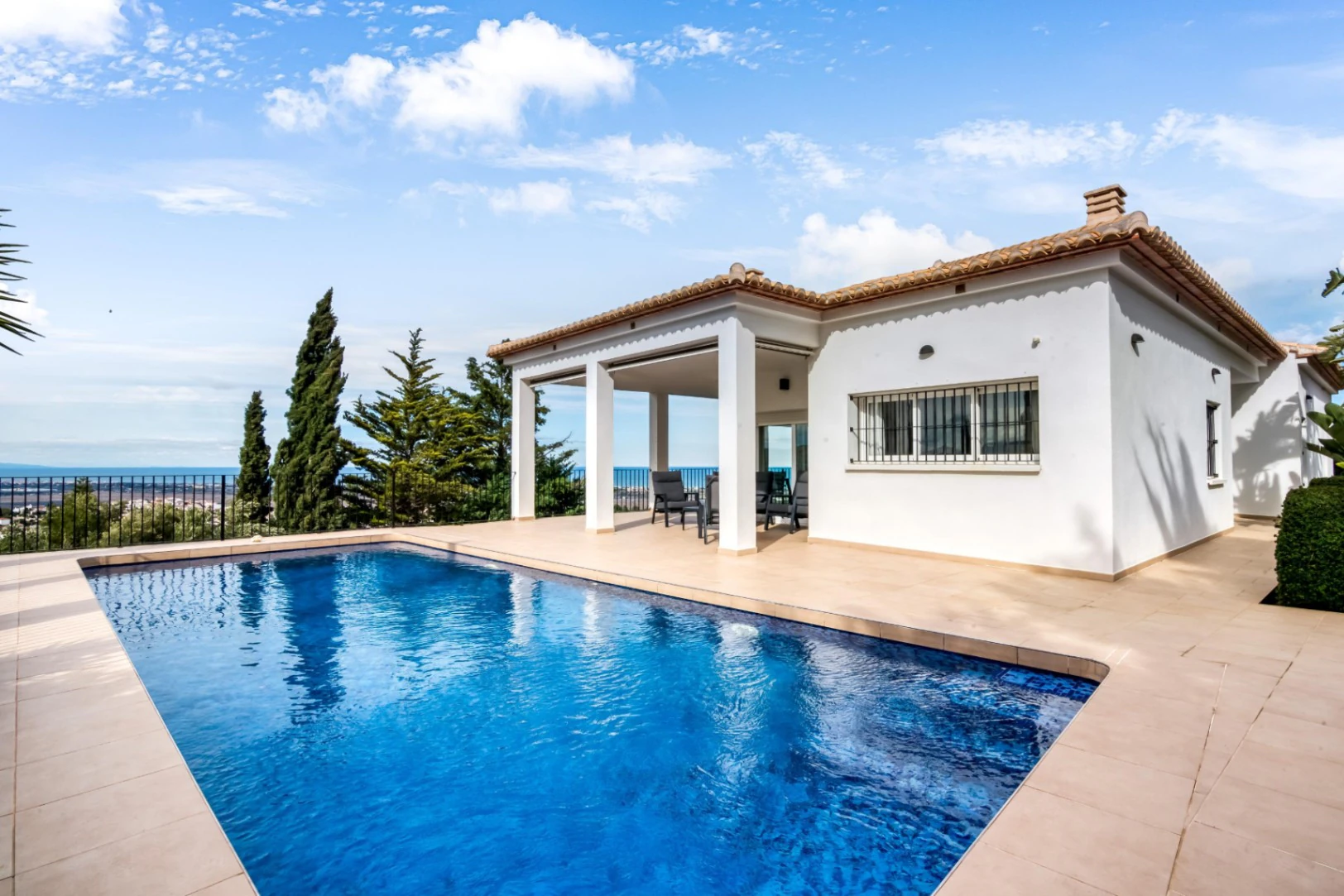 Villa for sale in Rafol: Modern, with sea views