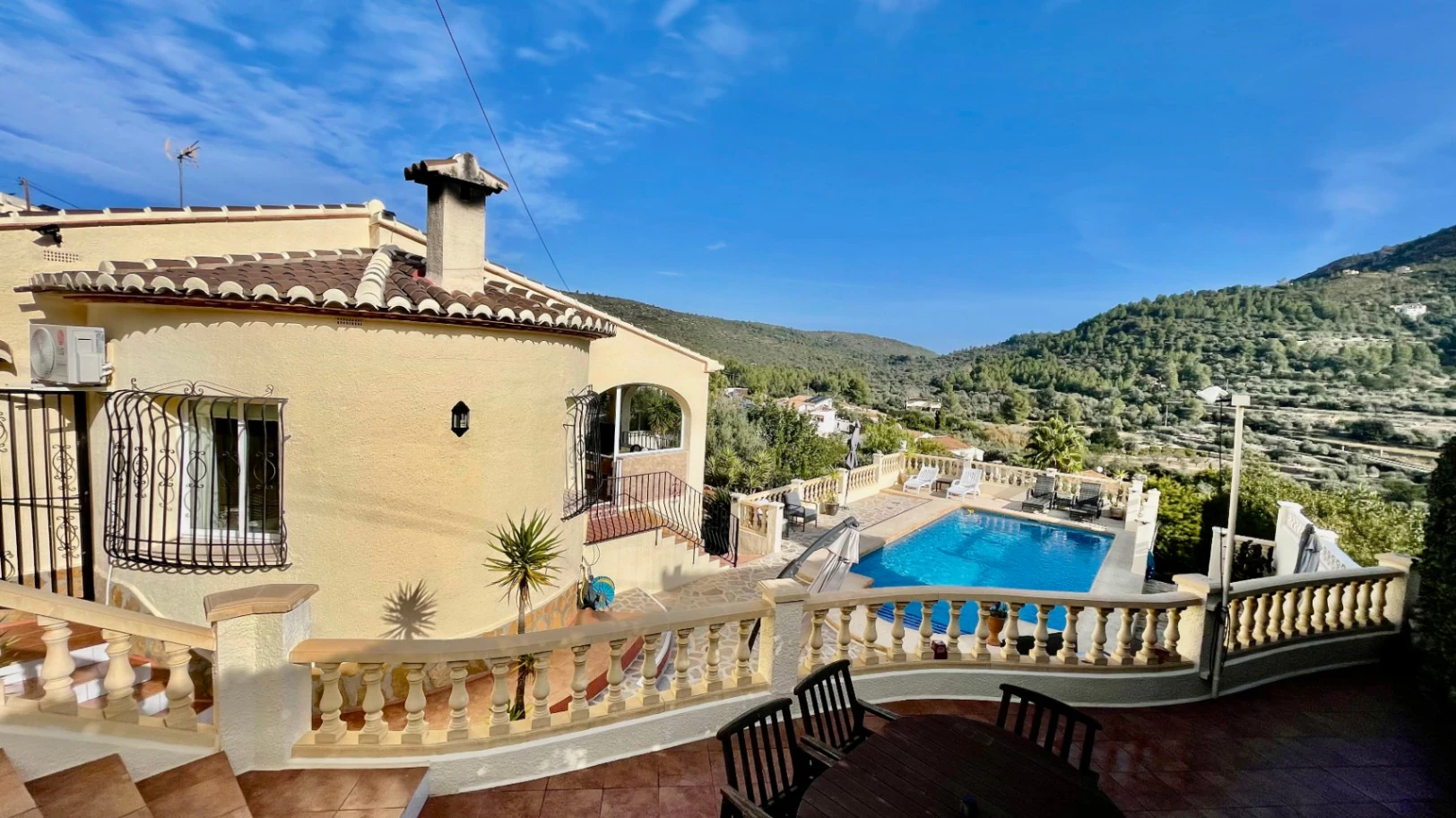 Villa for sale in Alcalali: Fabulous mountain views, excellent privacy