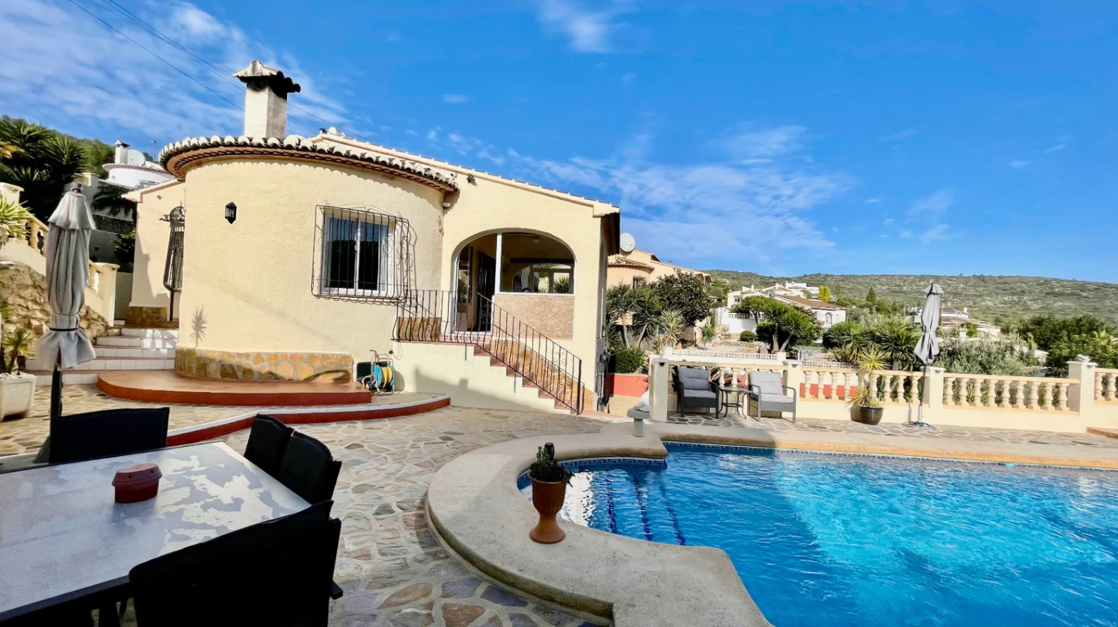 Villa for sale in Alcalali: Fabulous mountain views, excellent privacy