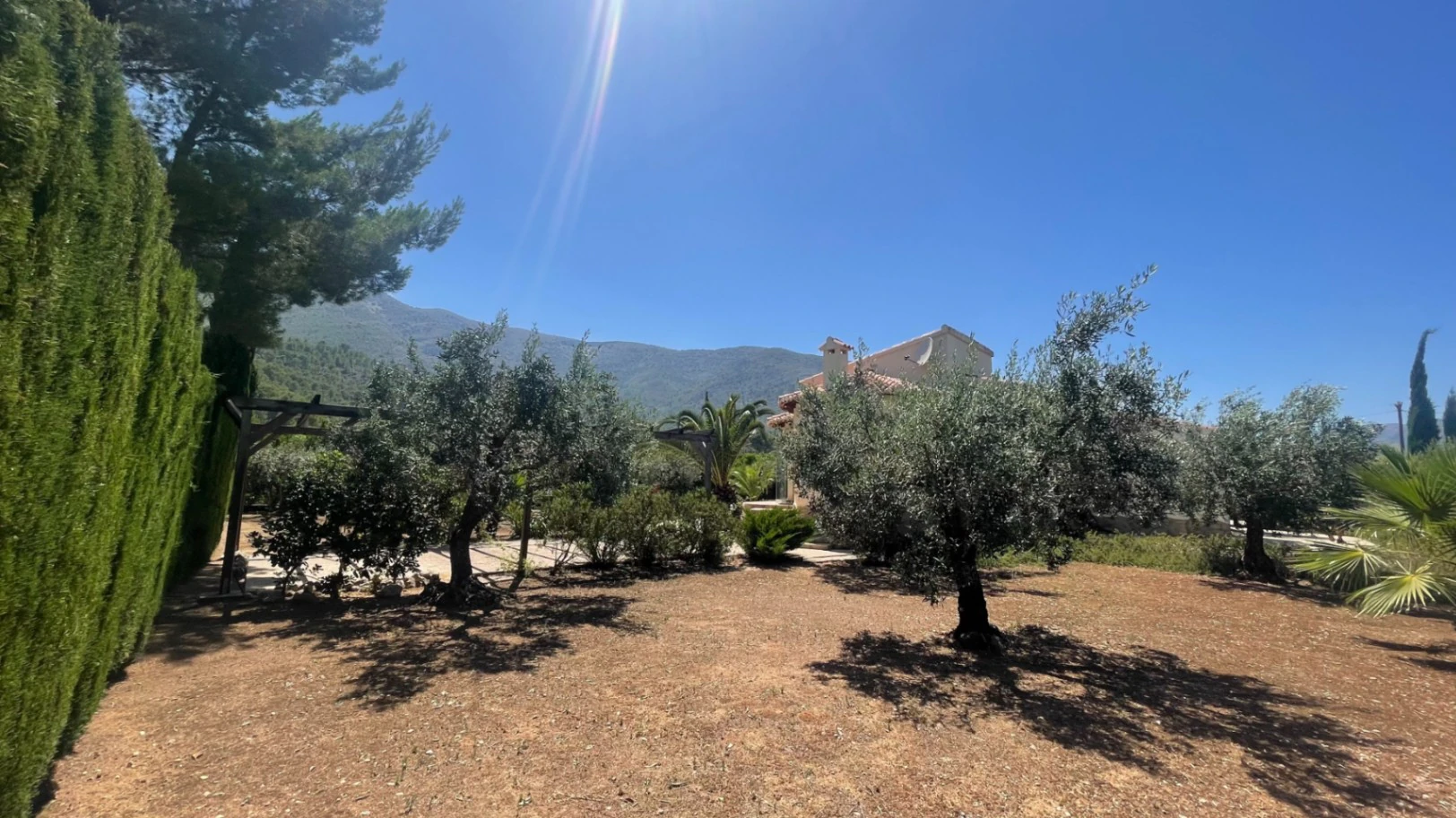 For sale in Parcent: Villa on a flat plot of 1346m2