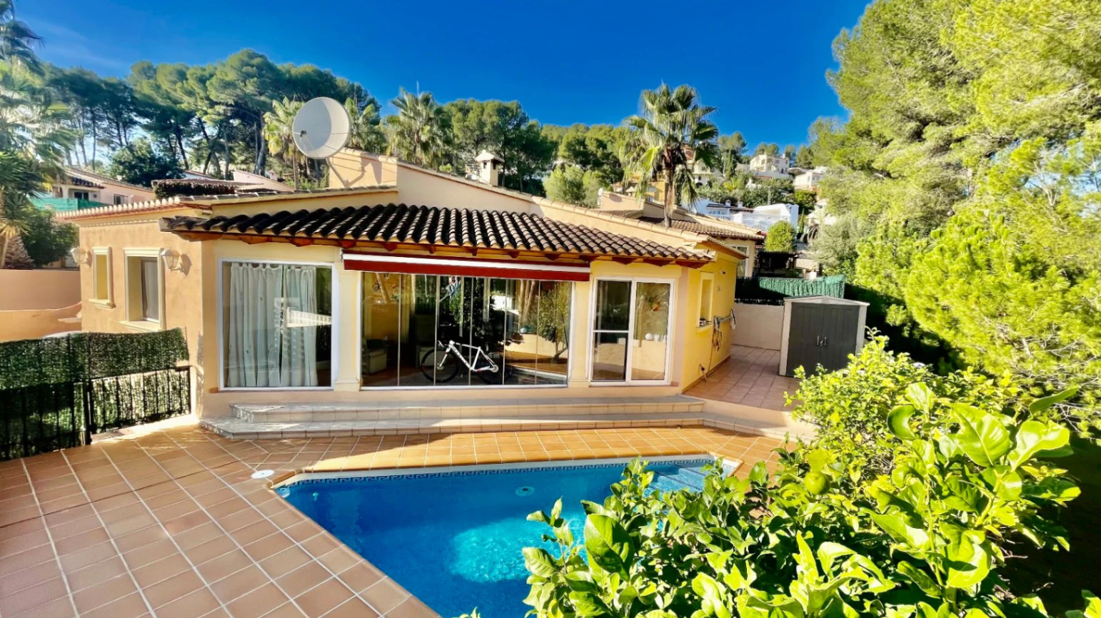 Villa for sale in Alcalali: South-facing, private