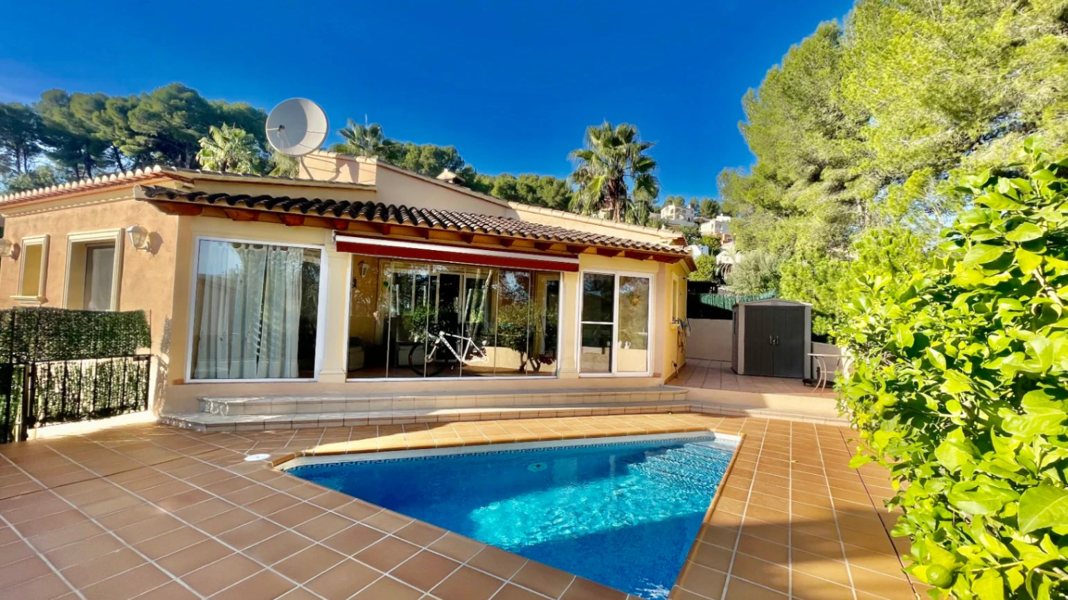 Villa for sale in Alcalali: South-facing, private