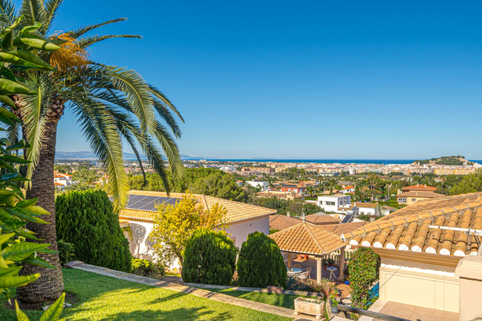 Villa for sale in Denia: Classic and elegant