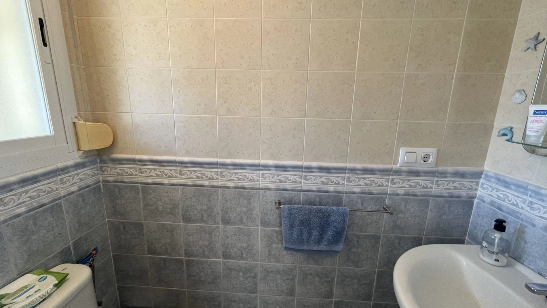 Modern, semi-detached, excellent location