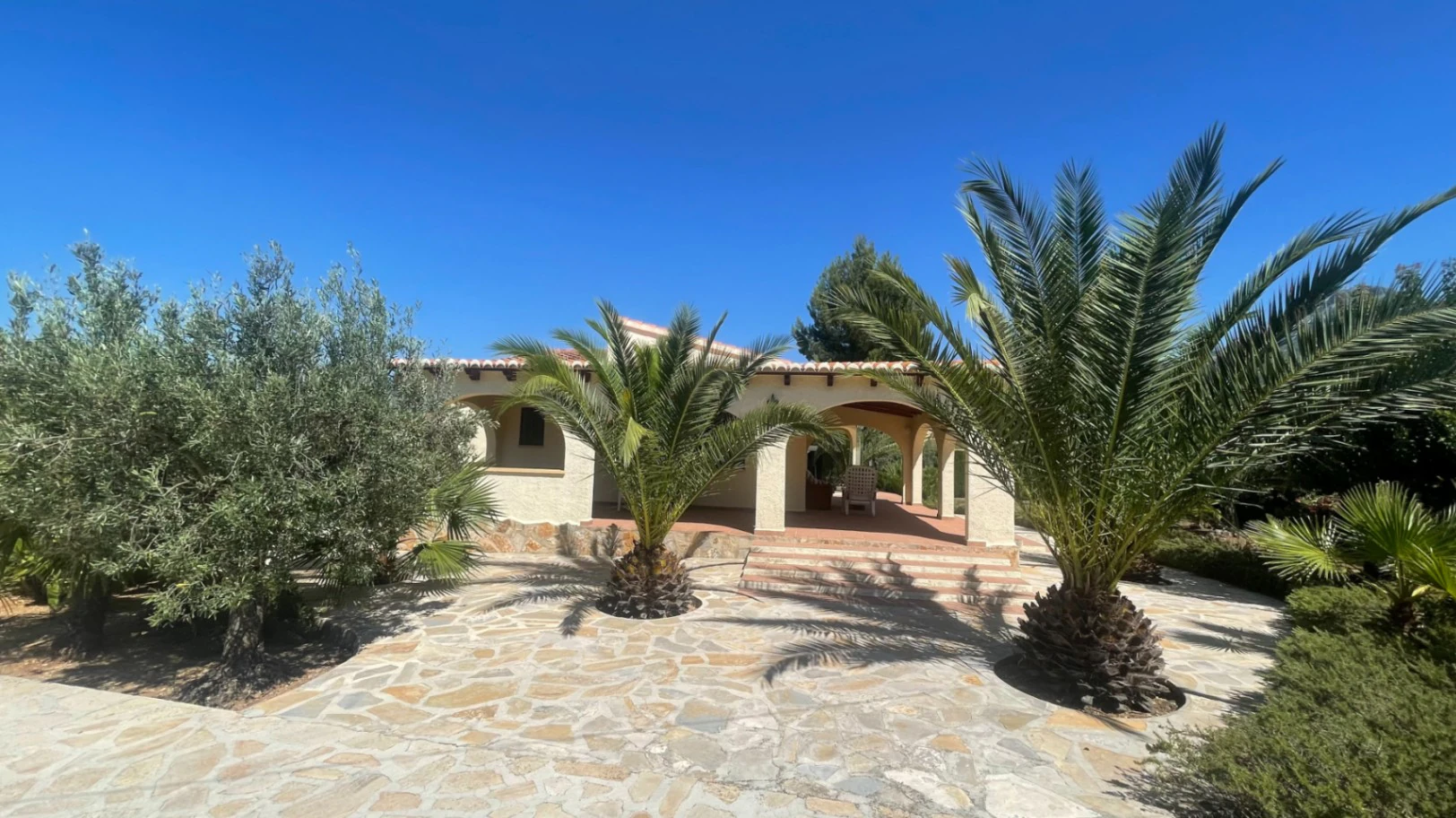 For sale in Parcent: Villa on a flat plot of 1346m2