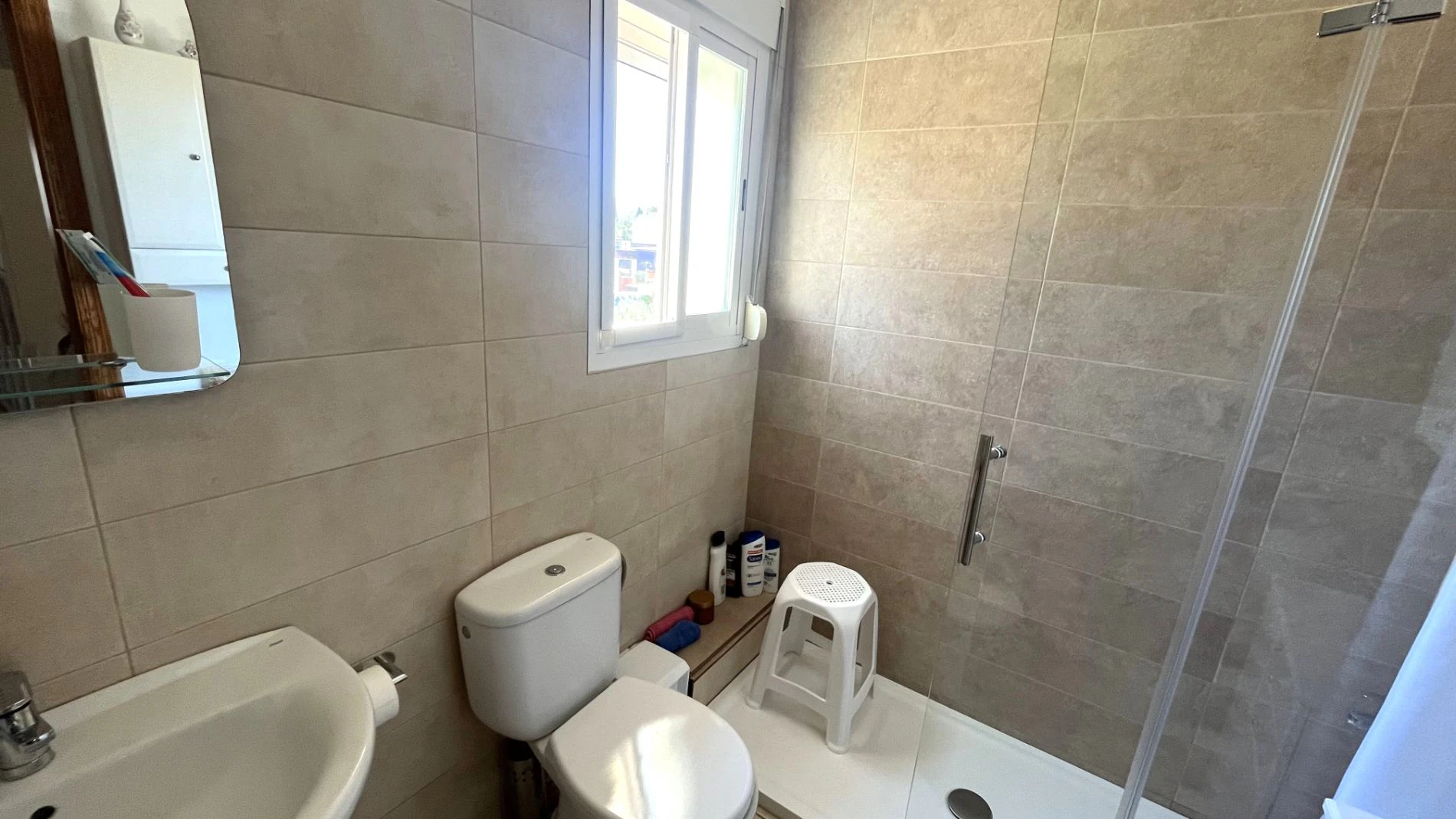 Modern, semi-detached, excellent location