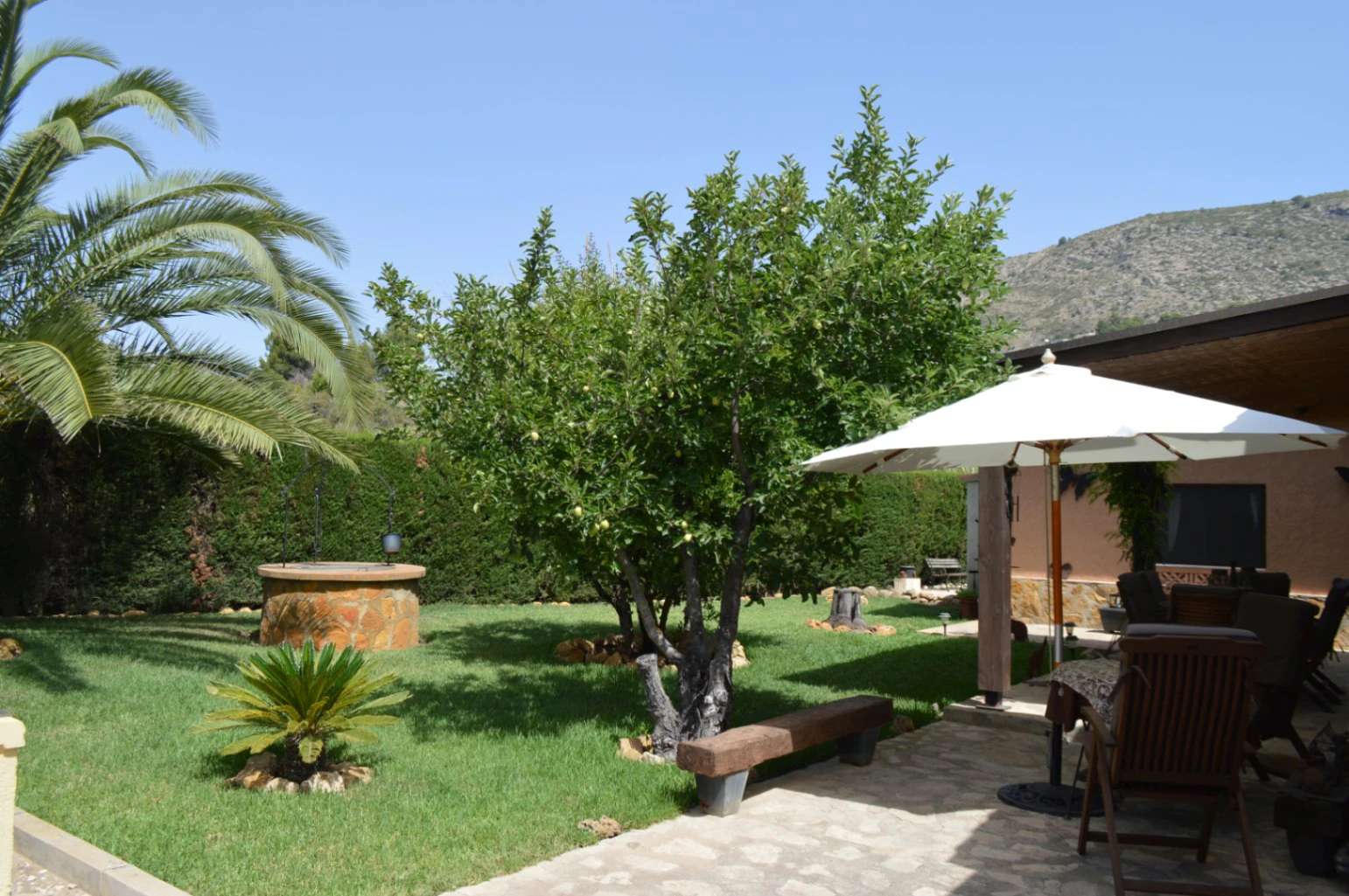 Villa for sale in Alcalali: Private, large south-facing plot, walking distance