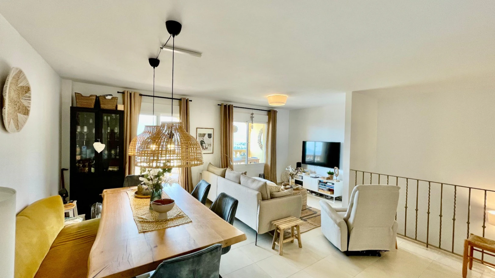 Modern townhouse for sale in Jalon: luxurious, stylish
