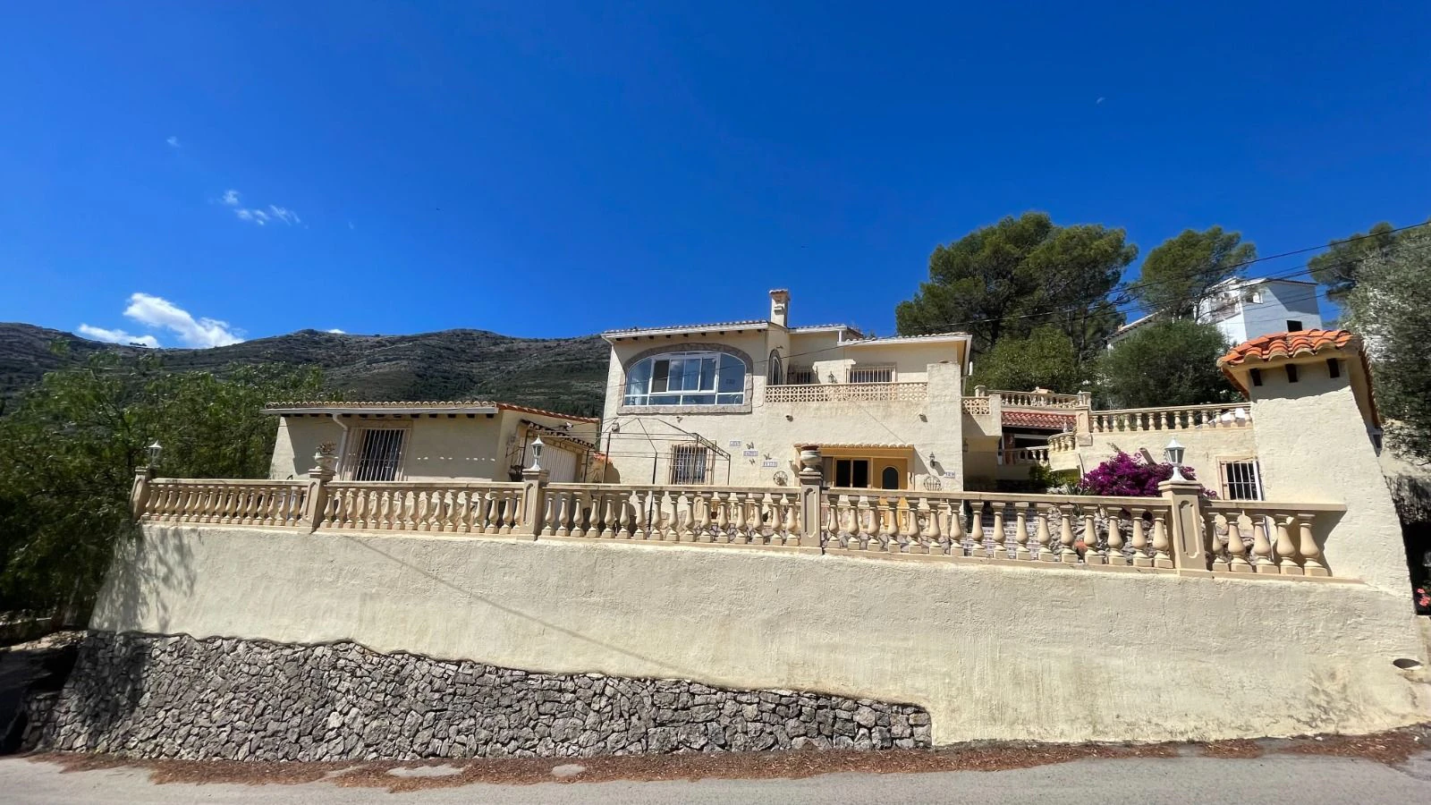 Villa for sale in Parcent: Private, corner plot