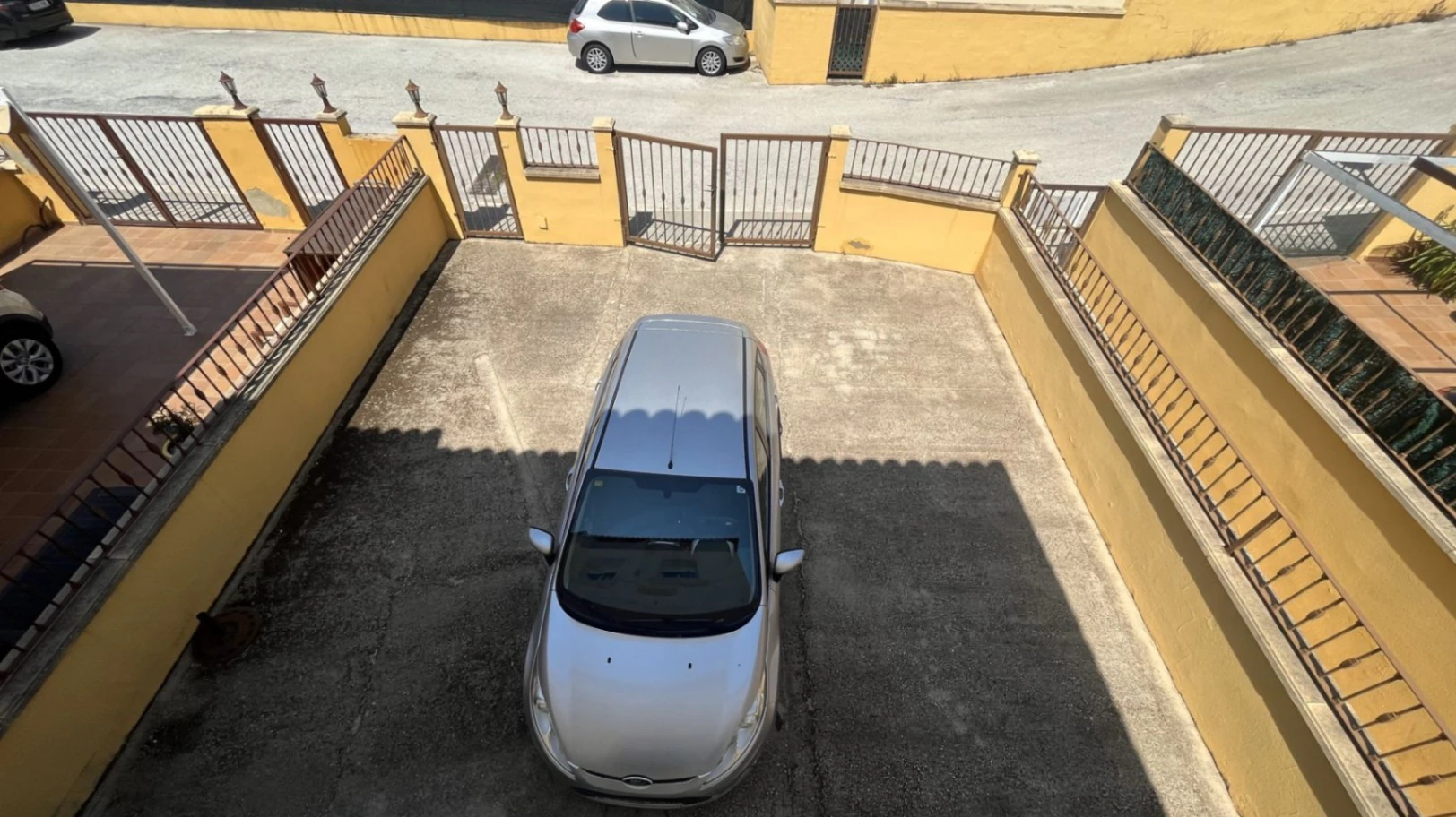 Modern, semi-detached, excellent location