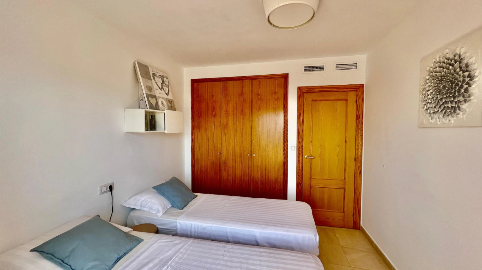 Modern townhouse for sale in Jalon: luxurious, stylish