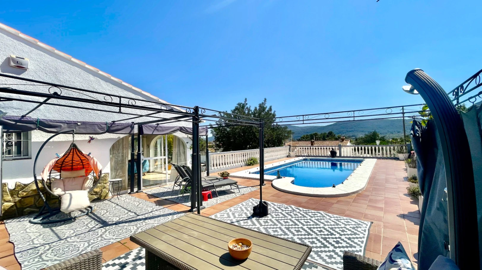 Villa te koop in Alcalali: gelijkvloers, op het zuiden gelegen, ruim perceel