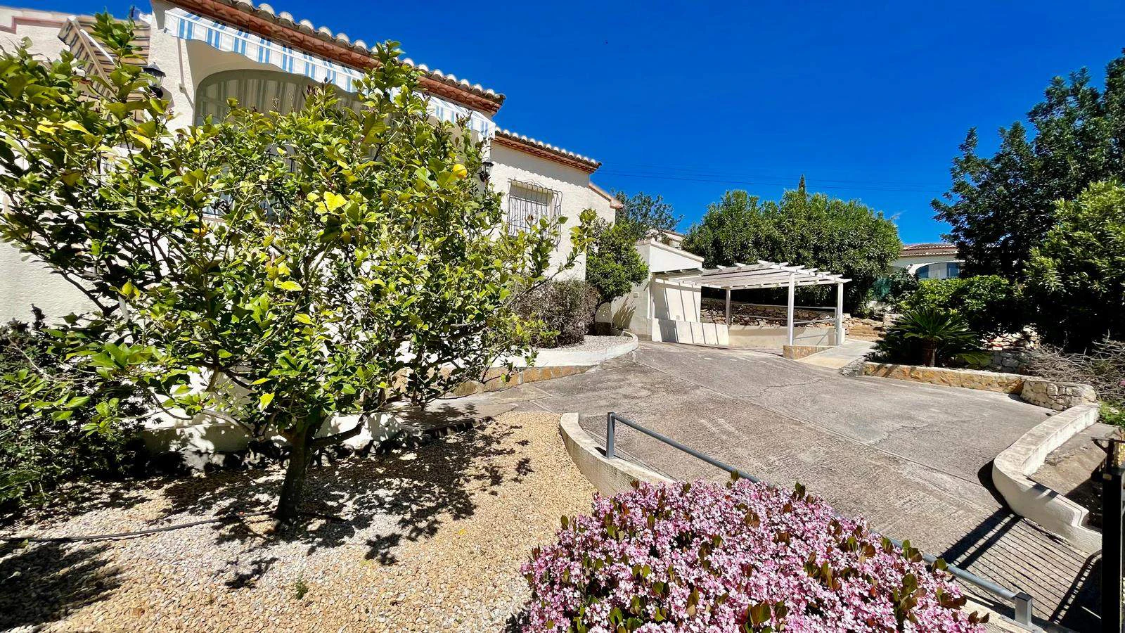 Villa for sale in Alcalali - Corner plot, mountain views