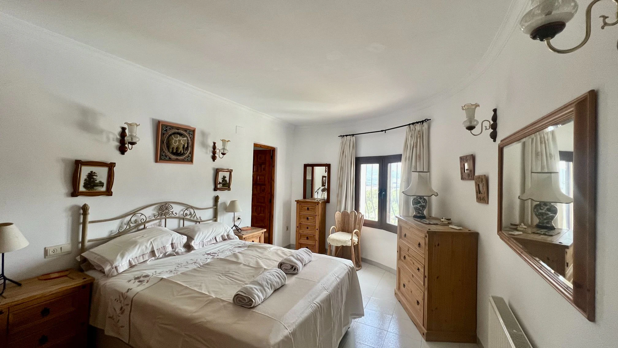 Villa for Sale in Jalon: Extremely private, panoramic views