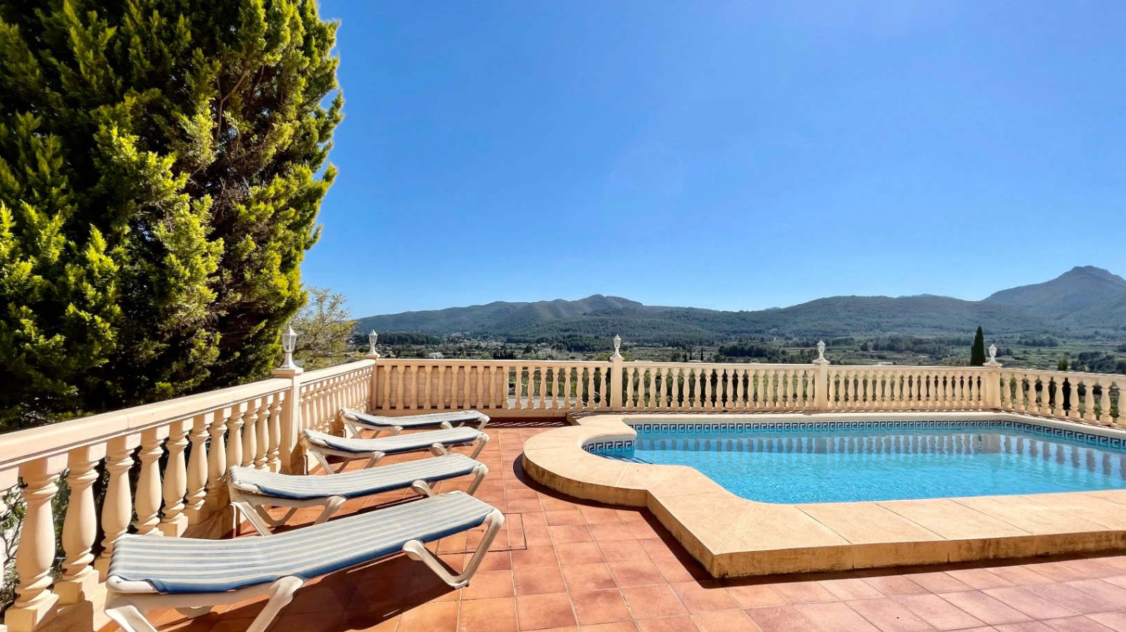 Villa for sale in Jalon:  Modern, easy access, with stunning views