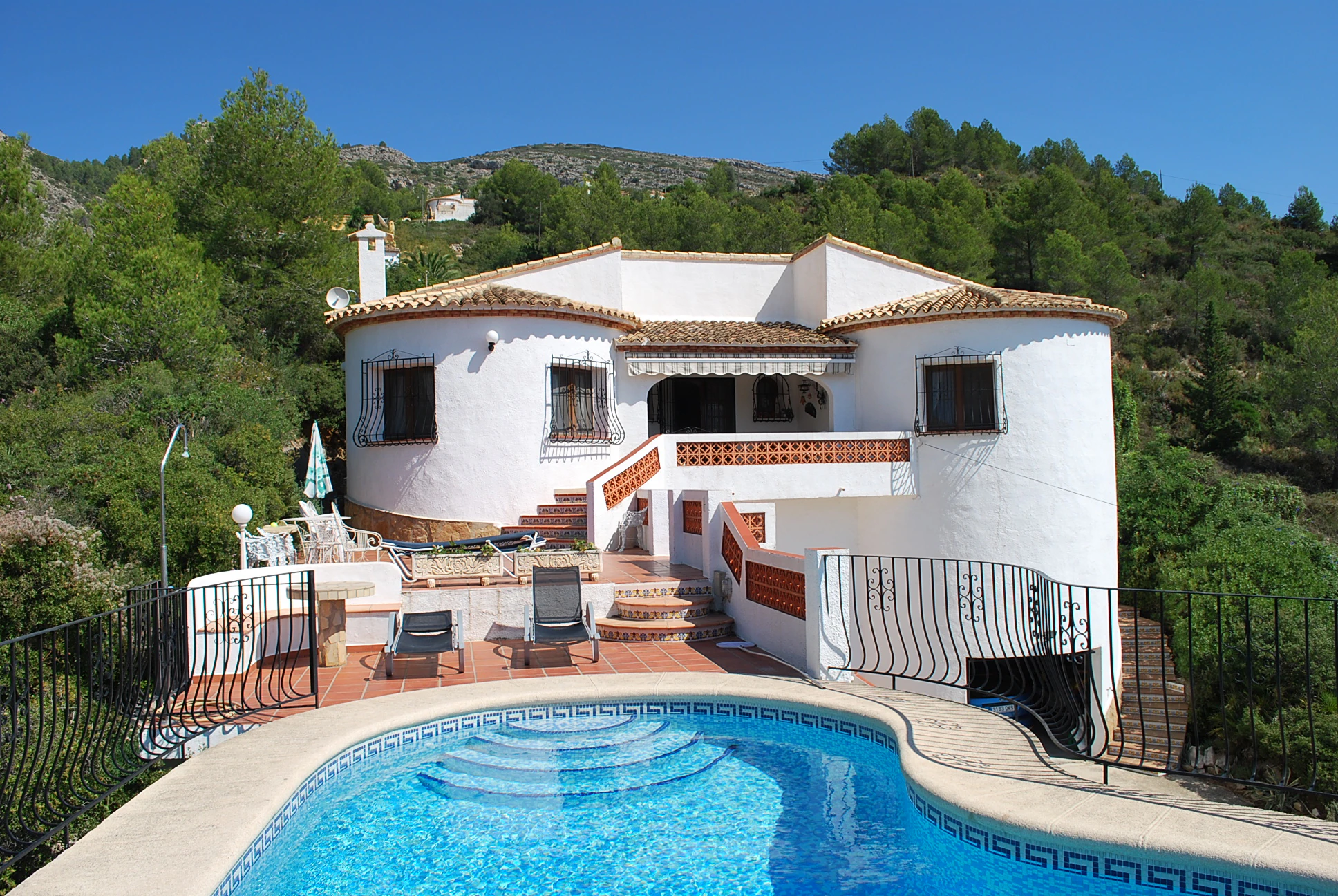 Villa for Sale in Jalon: Extremely private, panoramic views