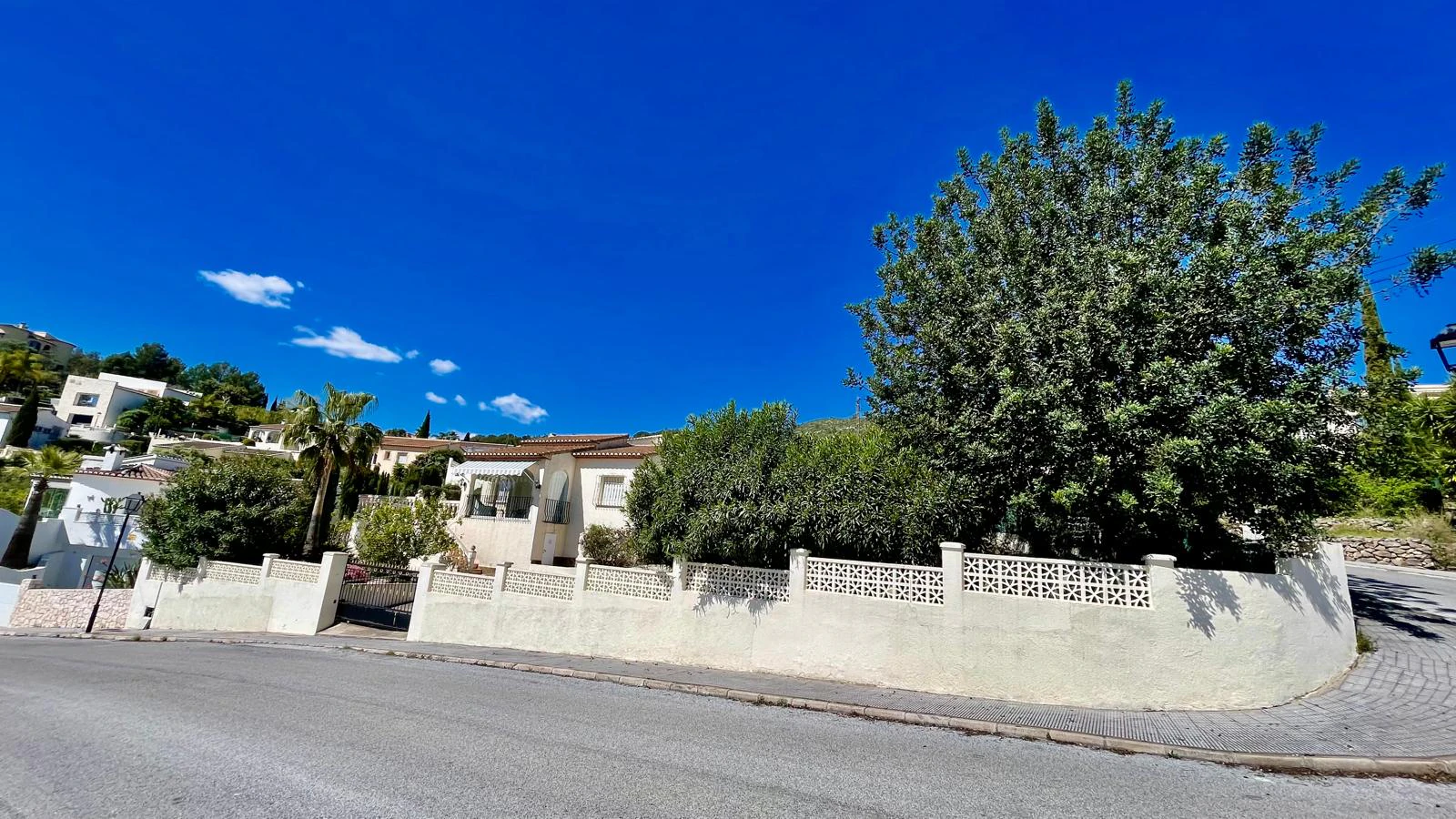 Villa for sale in Alcalali - Corner plot, mountain views