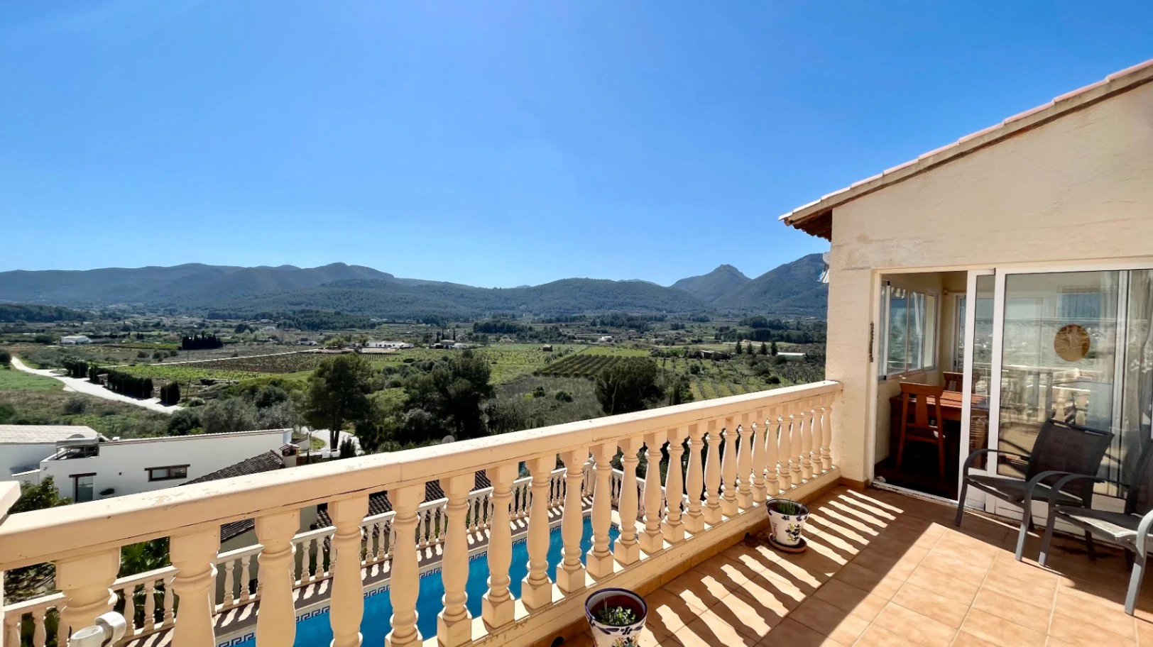 Villa for sale in Jalon:  Modern, easy access, with stunning views