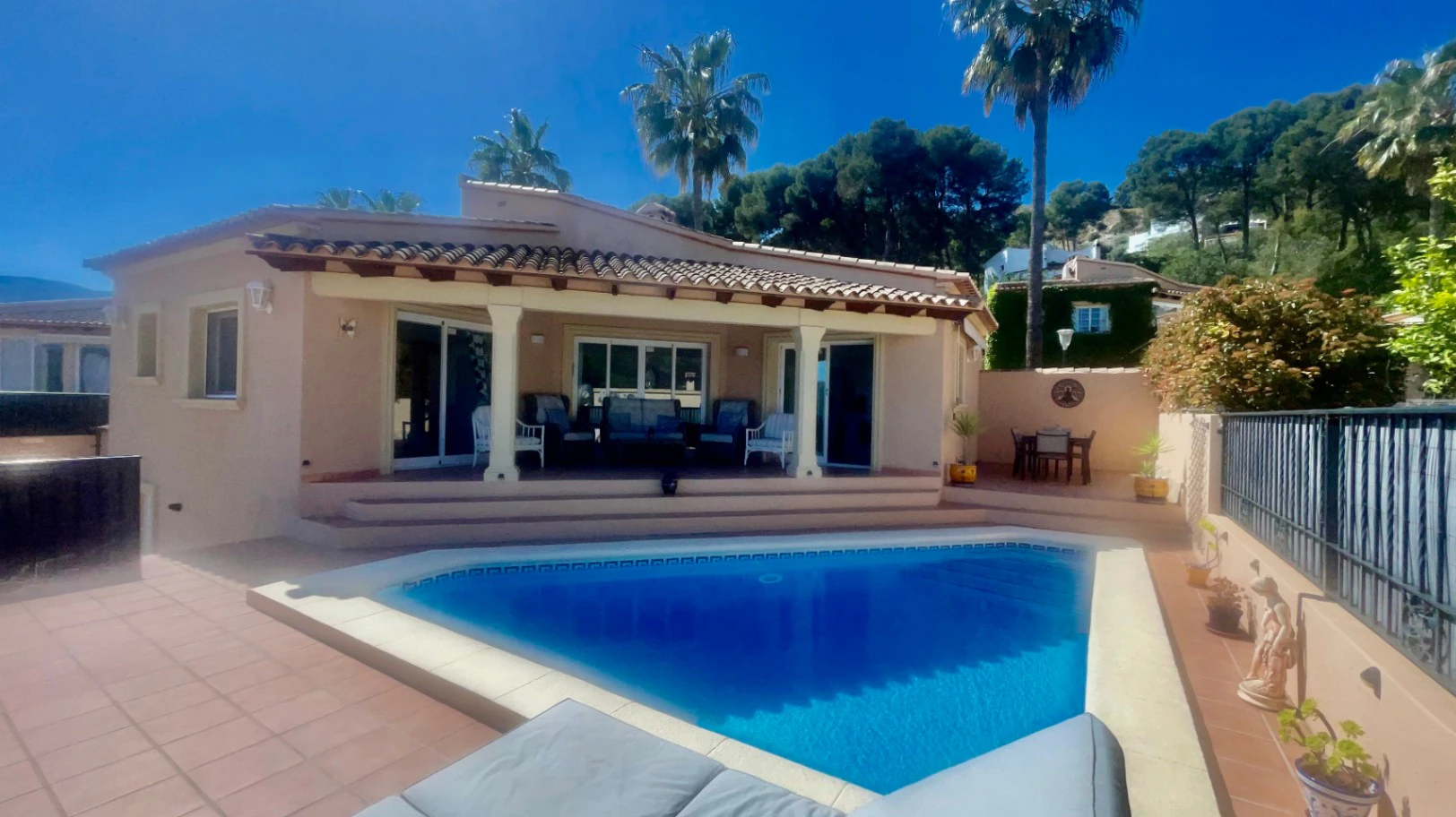 Villa for sale in Alcalali: Modern, immaculate, spacious corner plot