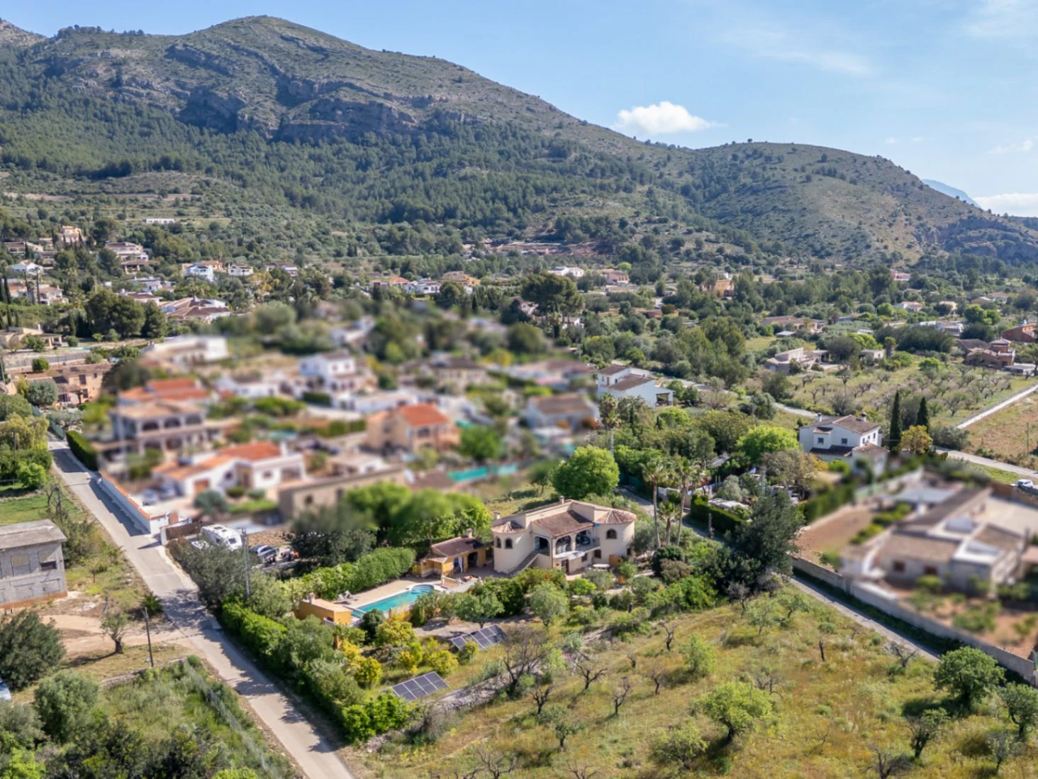 Villa for sale in Jalon: Spacious flat plot, quiet location