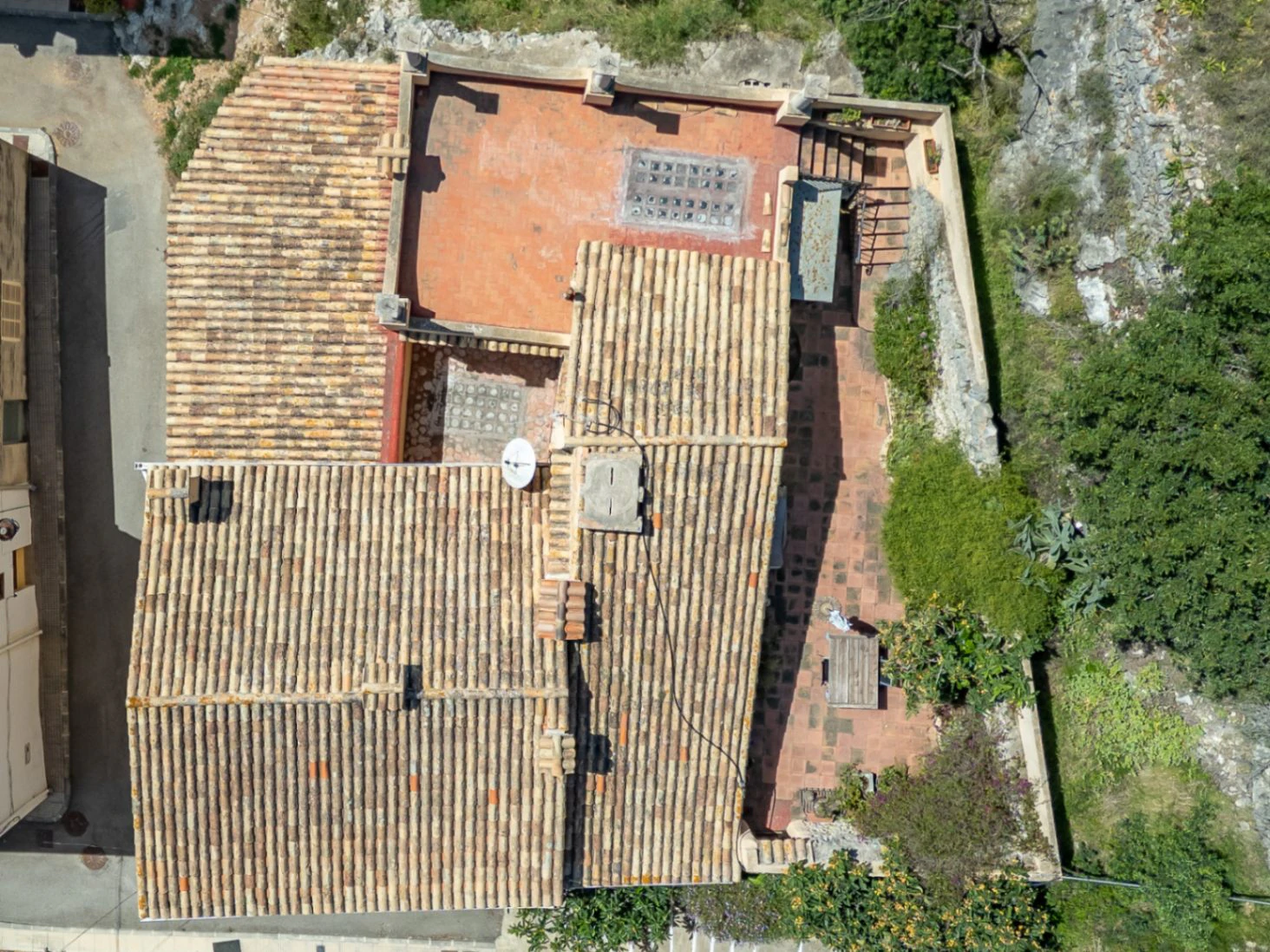 Traditional country home for sale in Llosa: Unique and charming