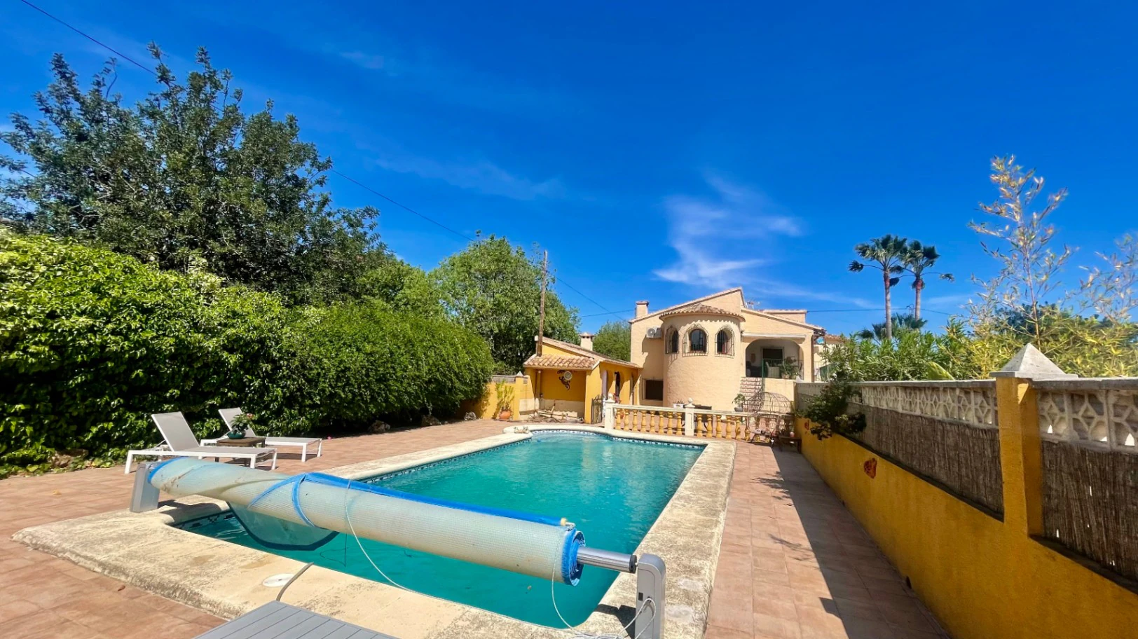 Villa for sale in Jalon: Spacious flat plot, quiet location