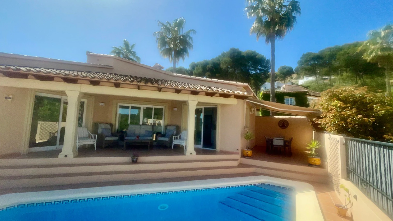 Villa for sale in Alcalali: Modern, immaculate, spacious corner plot