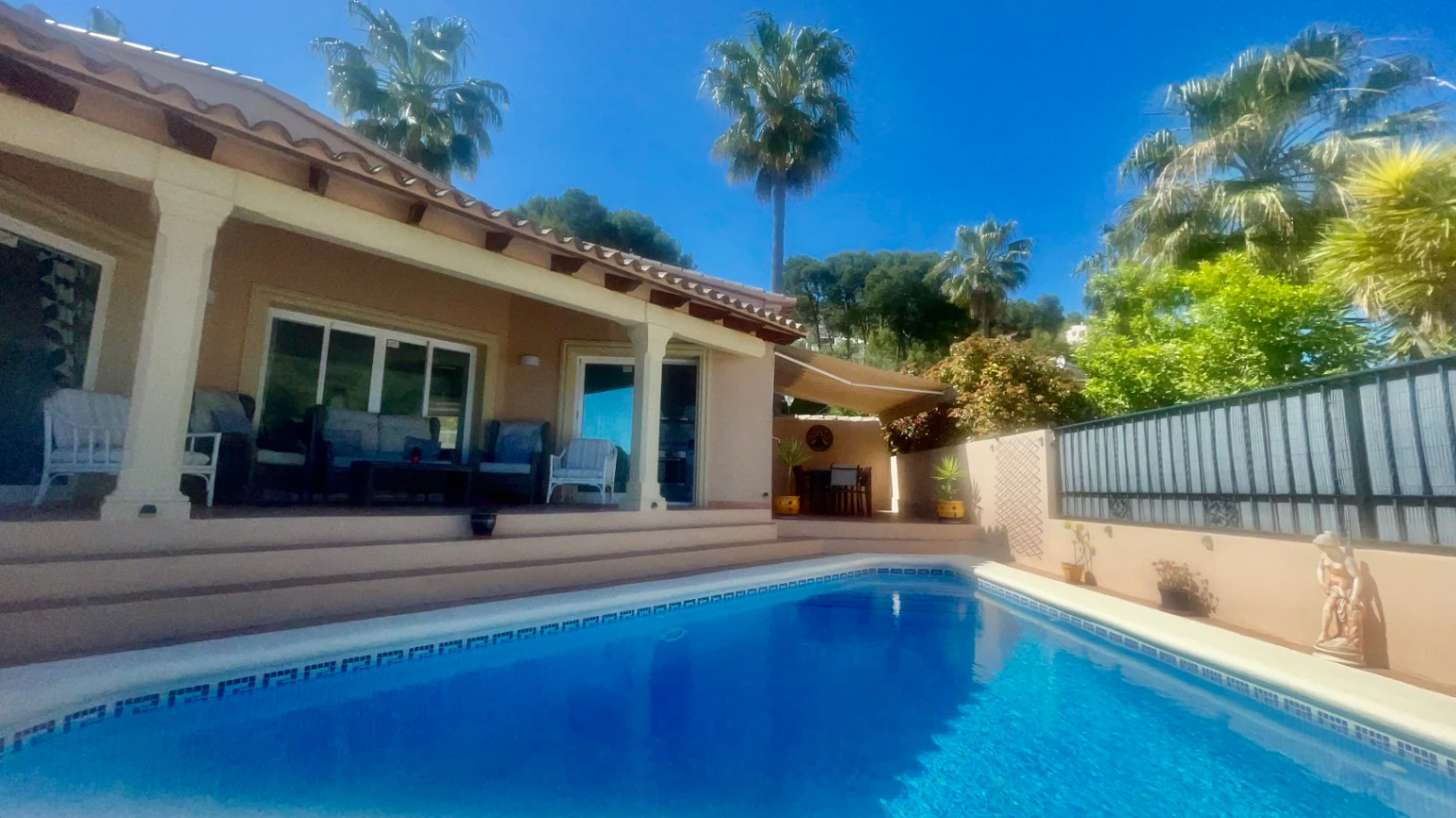 Villa for sale in Alcalali: Modern, immaculate, spacious corner plot