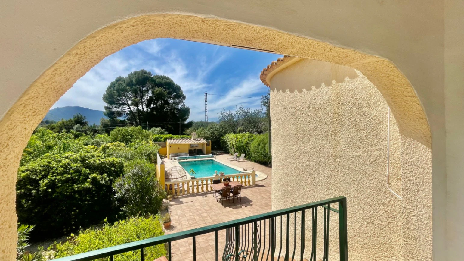 Villa for sale in Jalon: Spacious flat plot, quiet location