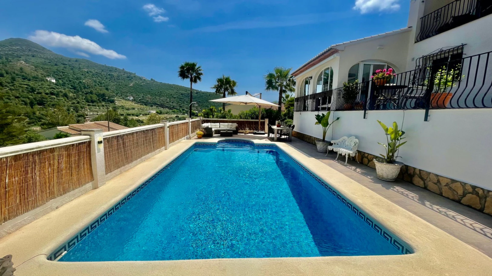 Villa for sale in Alcalali: Spacious corner plot