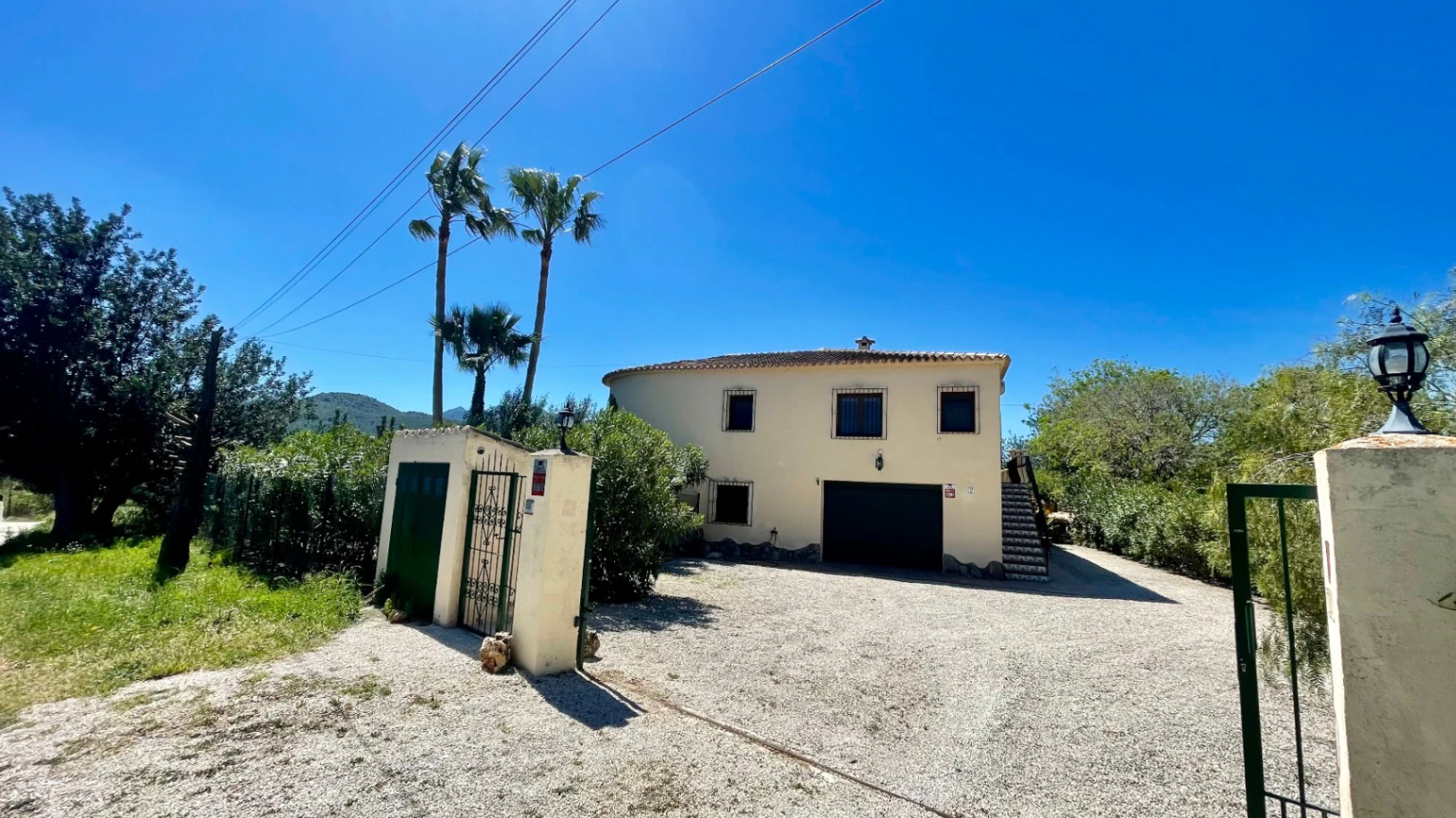 Villa for sale in Jalon: Spacious flat plot, quiet location