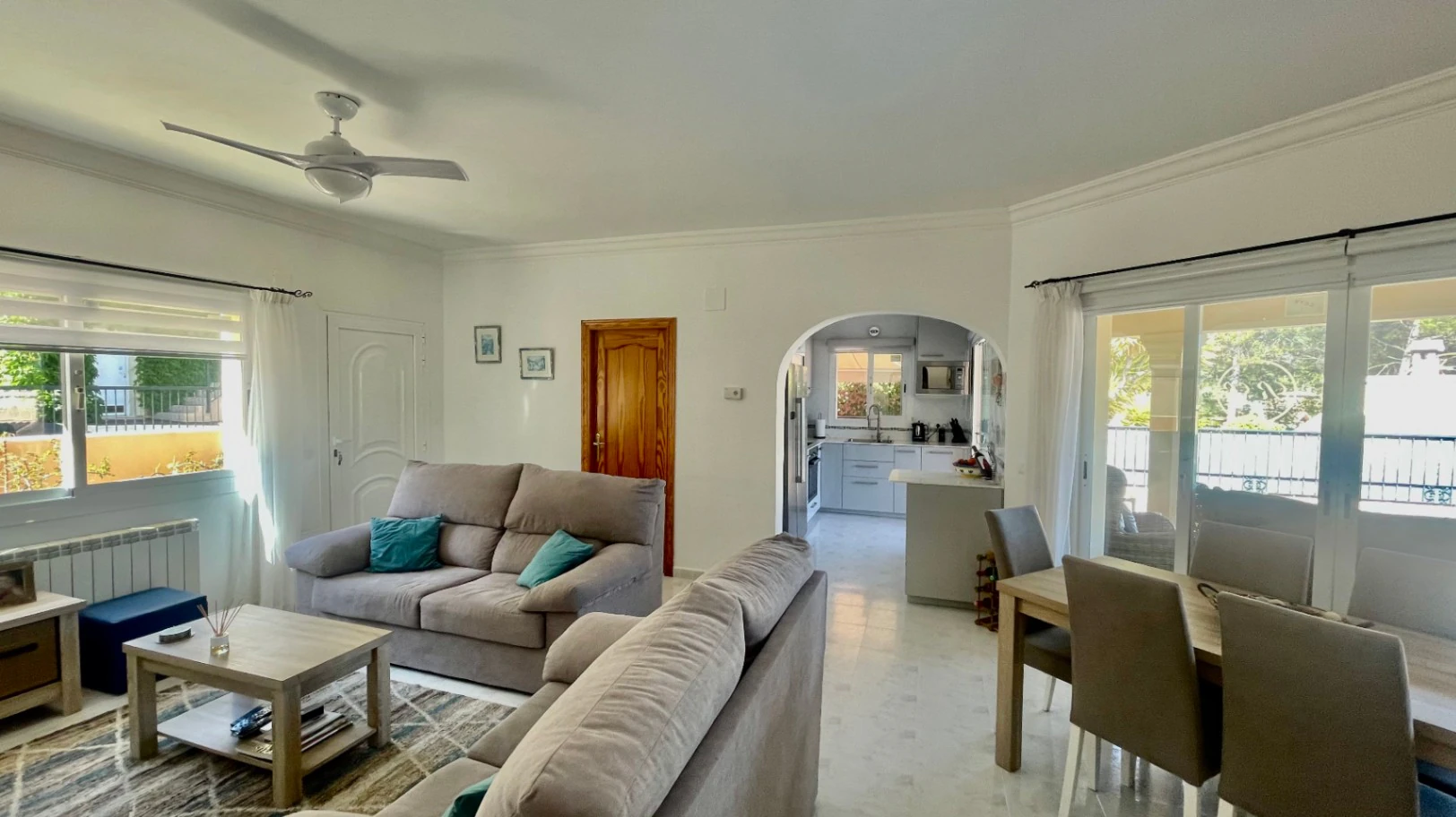 Villa for sale in Alcalali: Modern, immaculate, spacious corner plot
