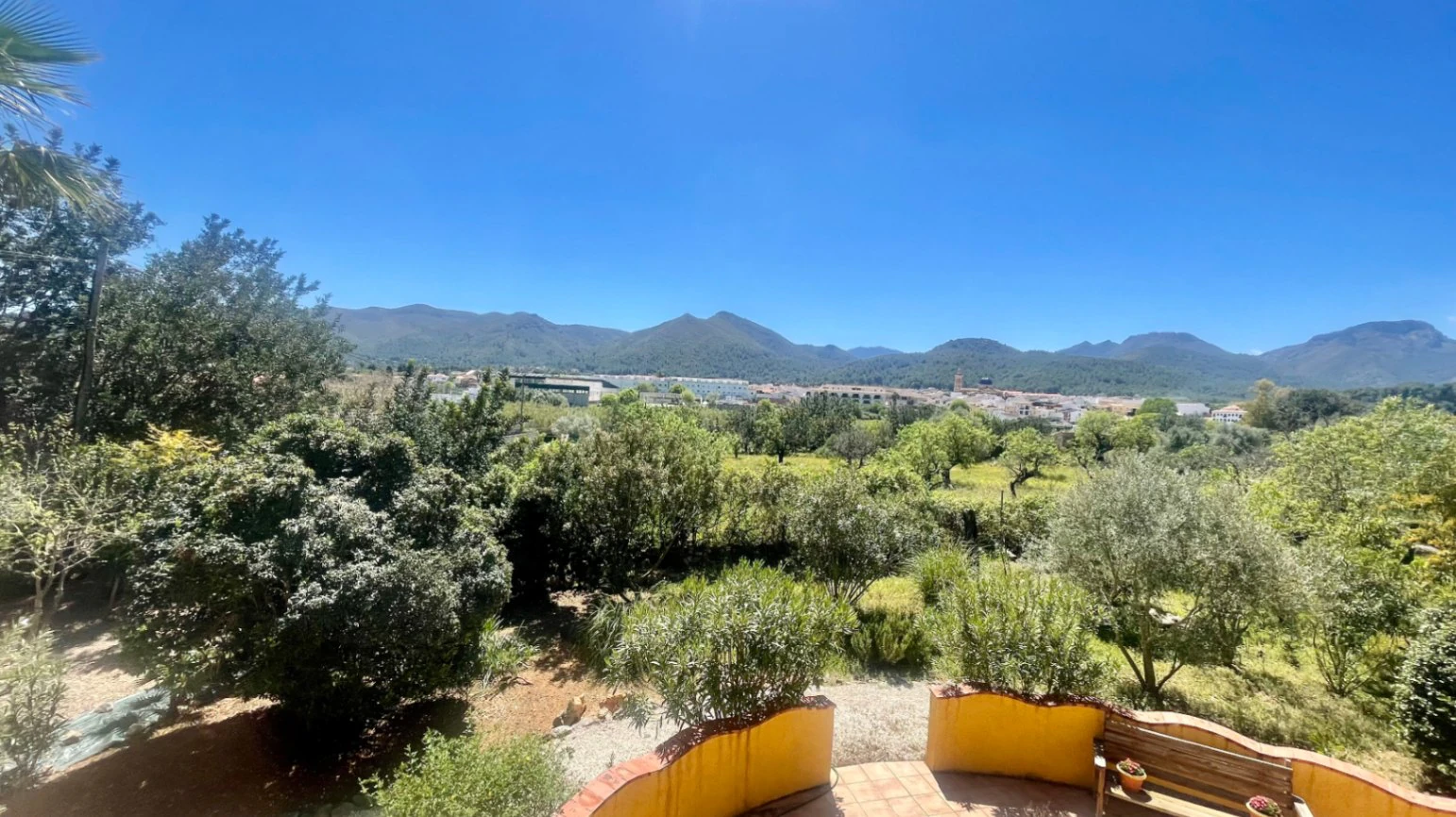 Villa for sale in Jalon: Spacious flat plot, quiet location