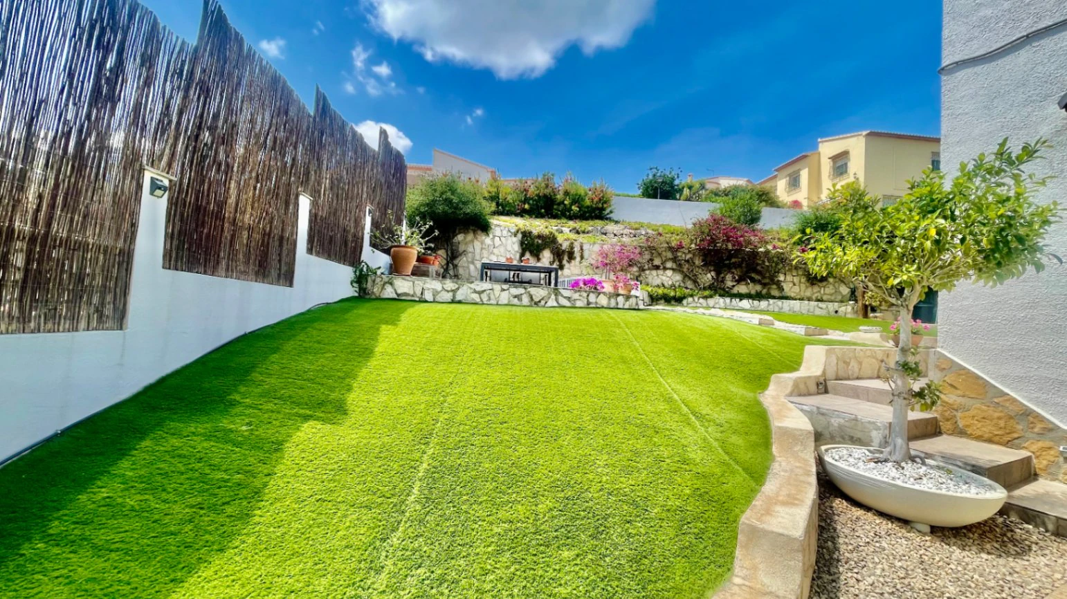 Villa for sale in Alcalali: Spacious corner plot