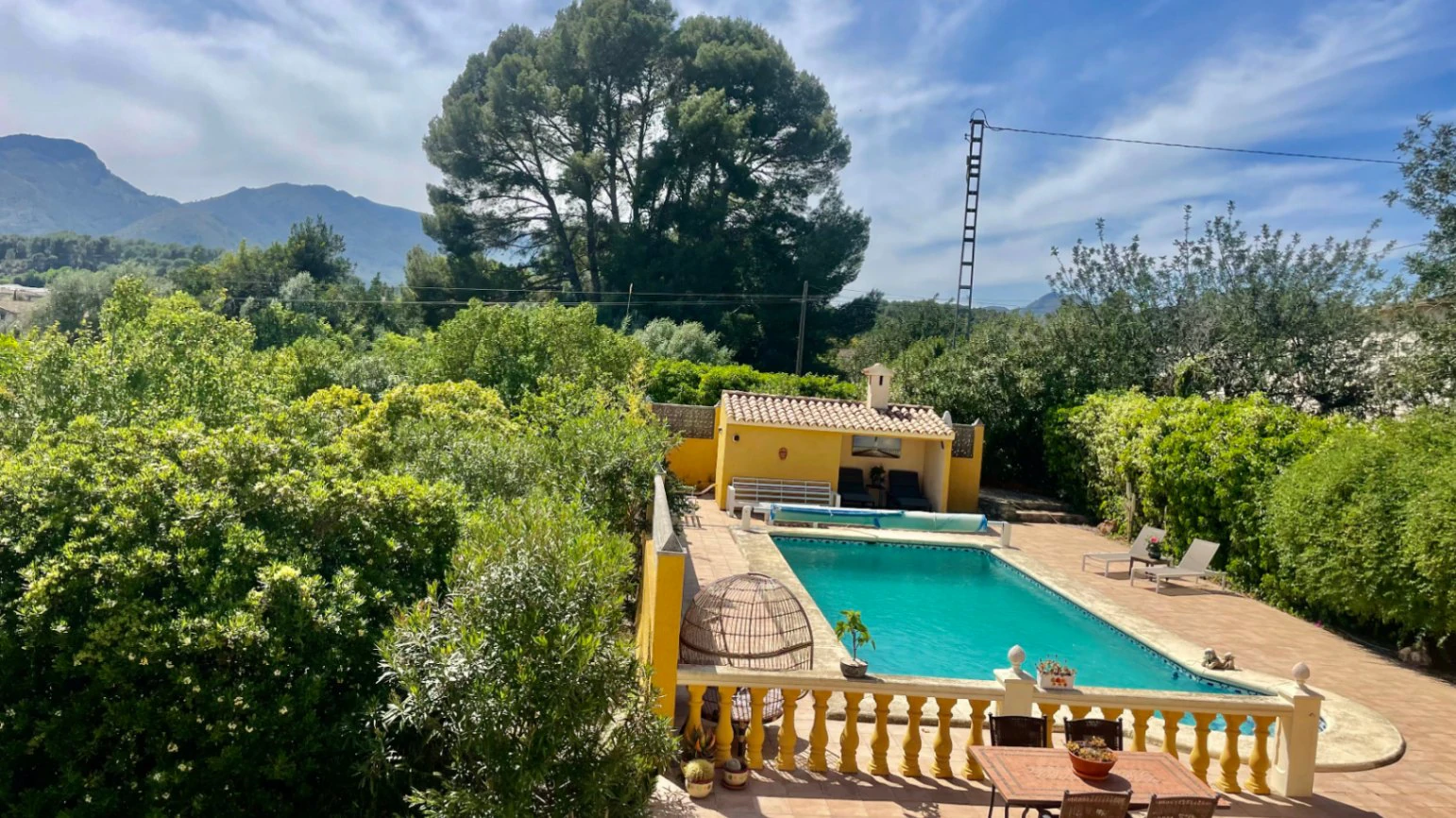 Villa for sale in Jalon: Spacious flat plot, quiet location