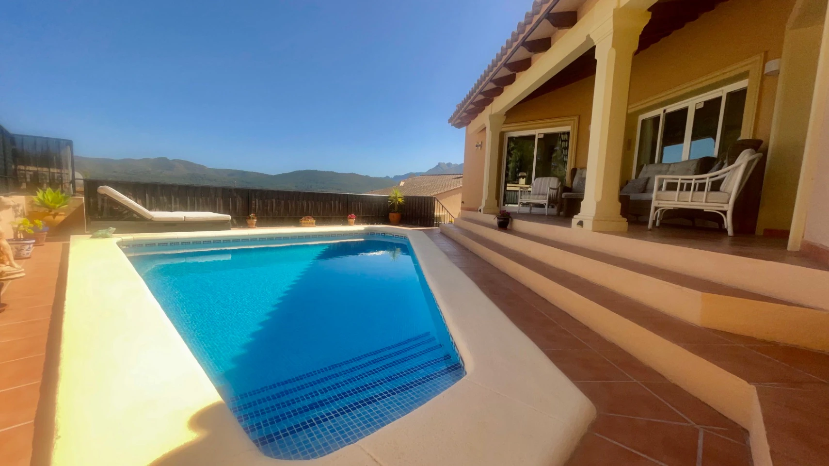 Villa for sale in Alcalali: Modern, immaculate, spacious corner plot
