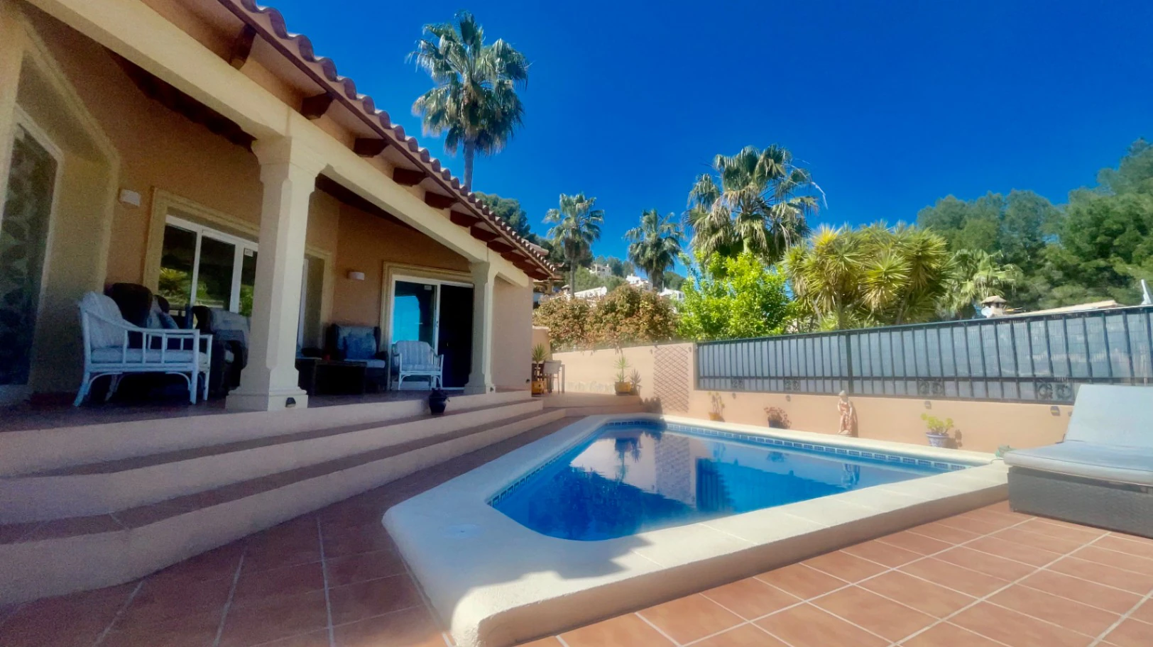 Villa for sale in Alcalali: Modern, immaculate, spacious corner plot