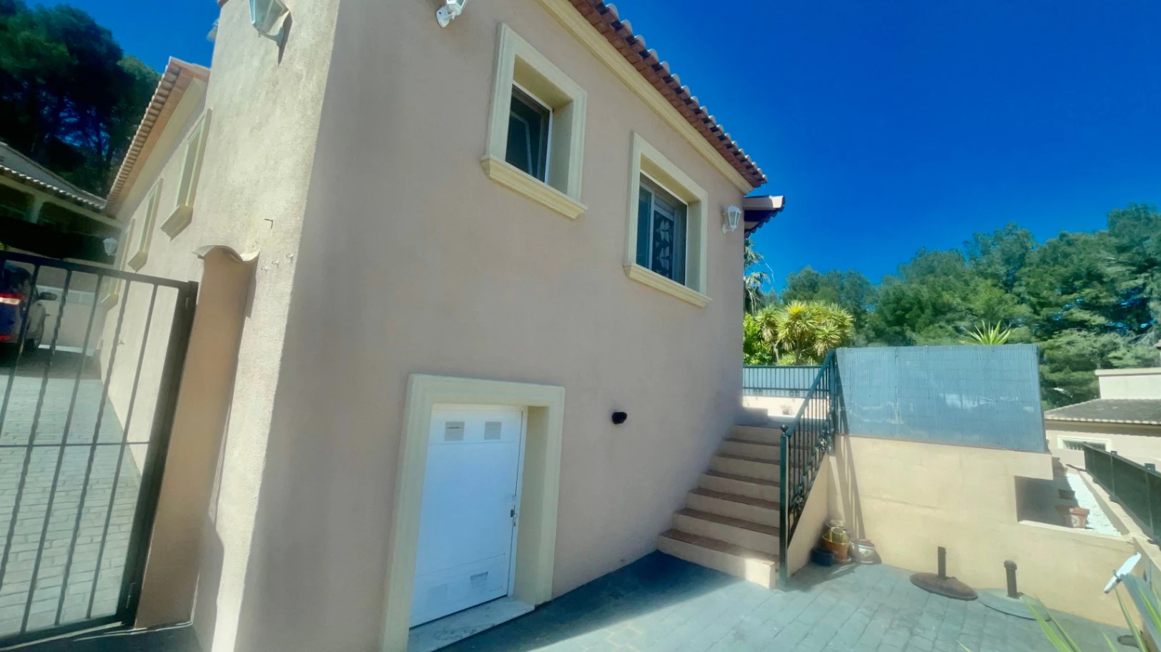 Villa for sale in Alcalali: Modern, immaculate, spacious corner plot
