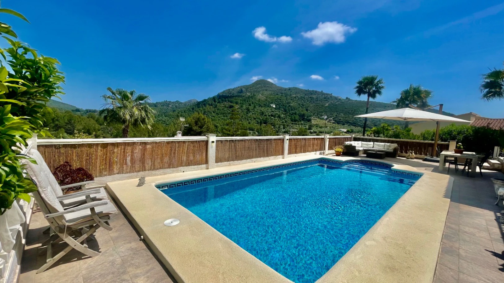 Villa te koop in Alcalalí: Ruim hoekperceel