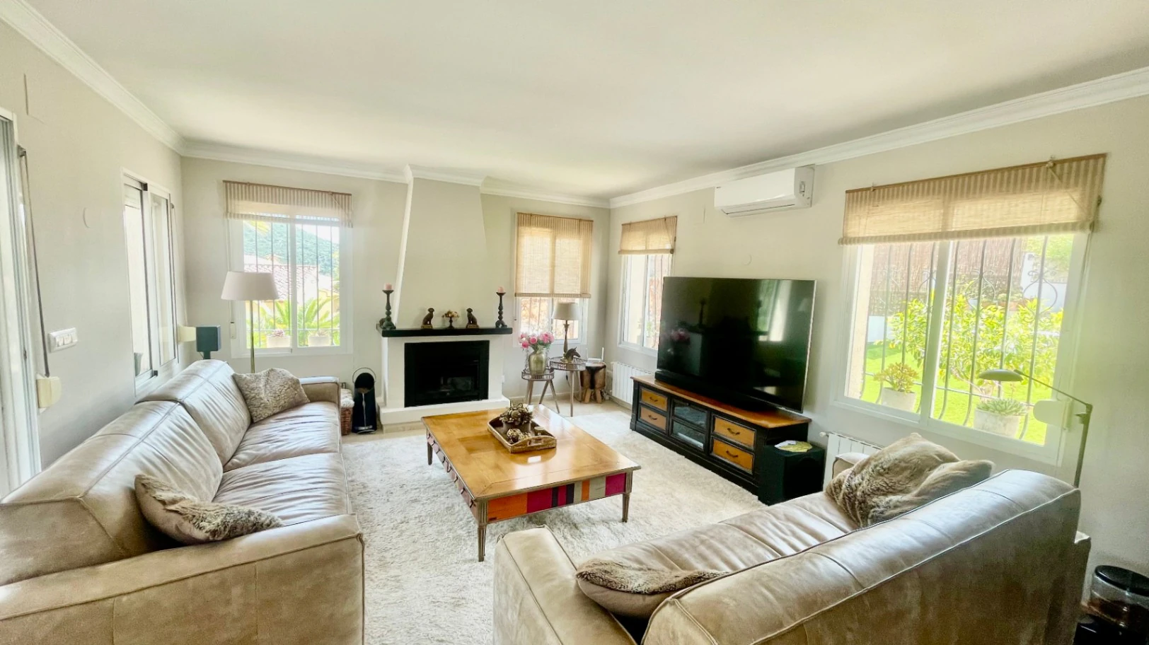 Villa te koop in Alcalalí: Ruim hoekperceel